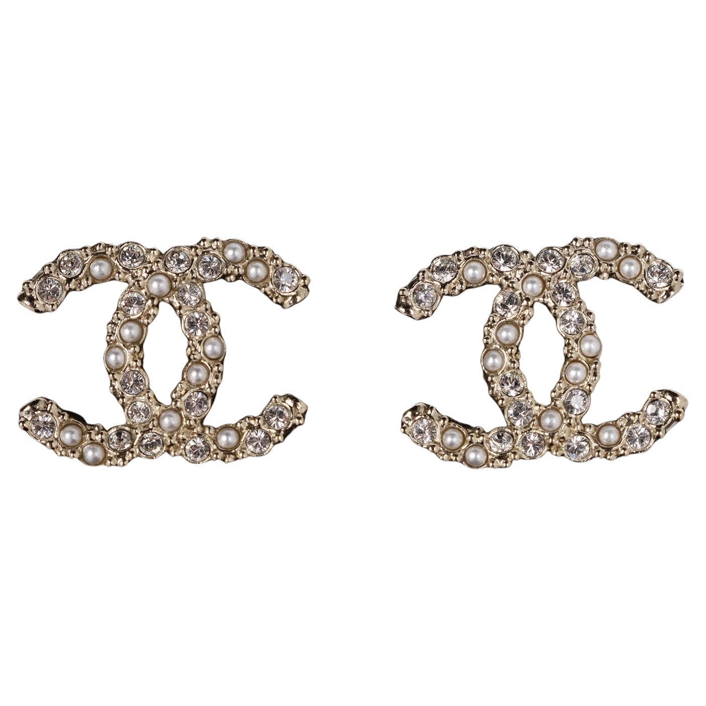 Chanel Orecchini con Perle di Cristallo CC Oro Chiaro