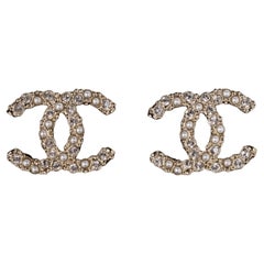Chanel Orecchini con Perle di Cristallo CC Oro Chiaro