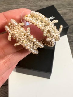 CHANEL Kristall Perlmutter Weiß CC Gold Creolen