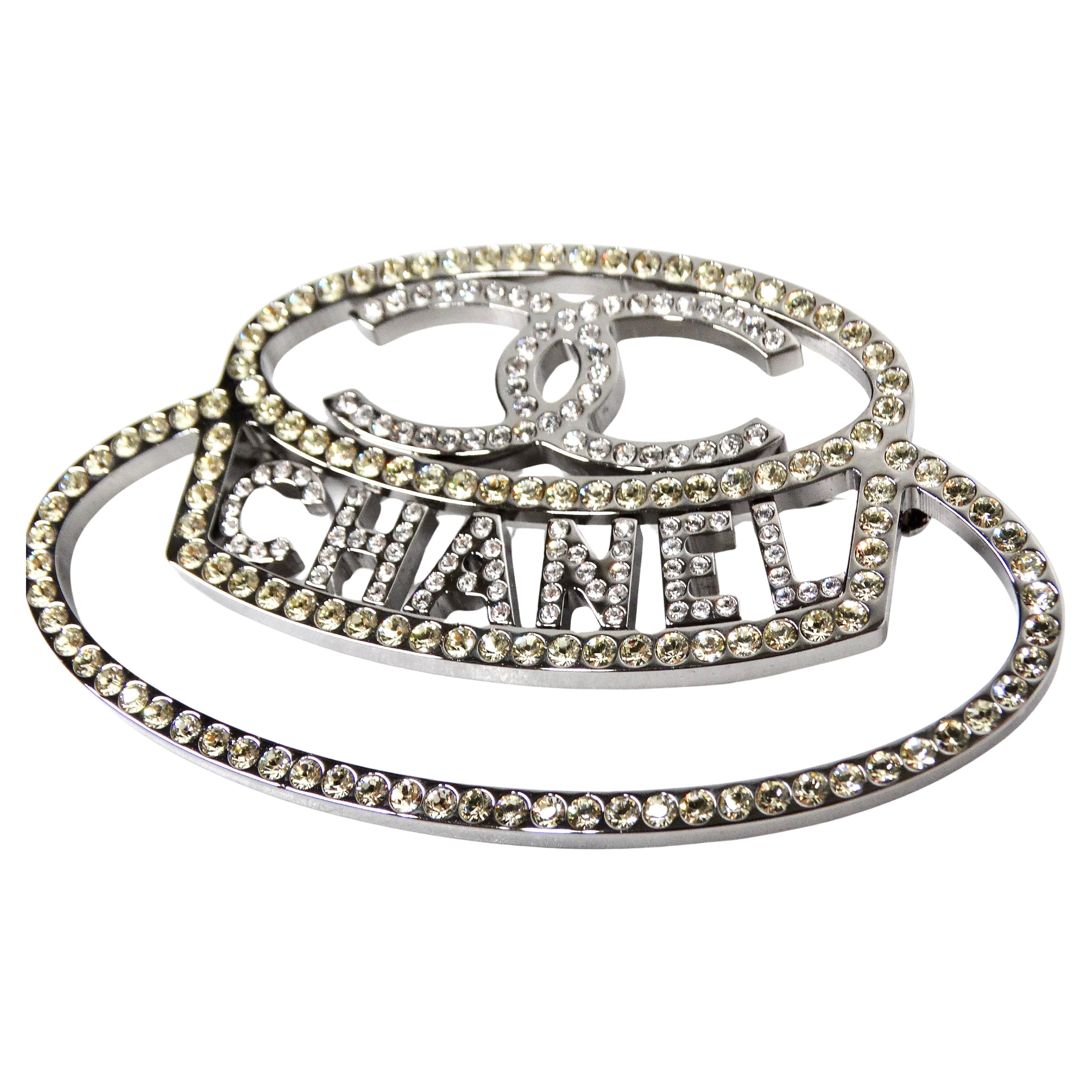 La broche chapeau en cristal argenté de Chanel de 2017 est un accessoire étonnant qui respire l'élégance et le charme vintage. Conçue dans le style distinctif du chapeau haut de forme de Dixie, cette broche présente des détails complexes avec des