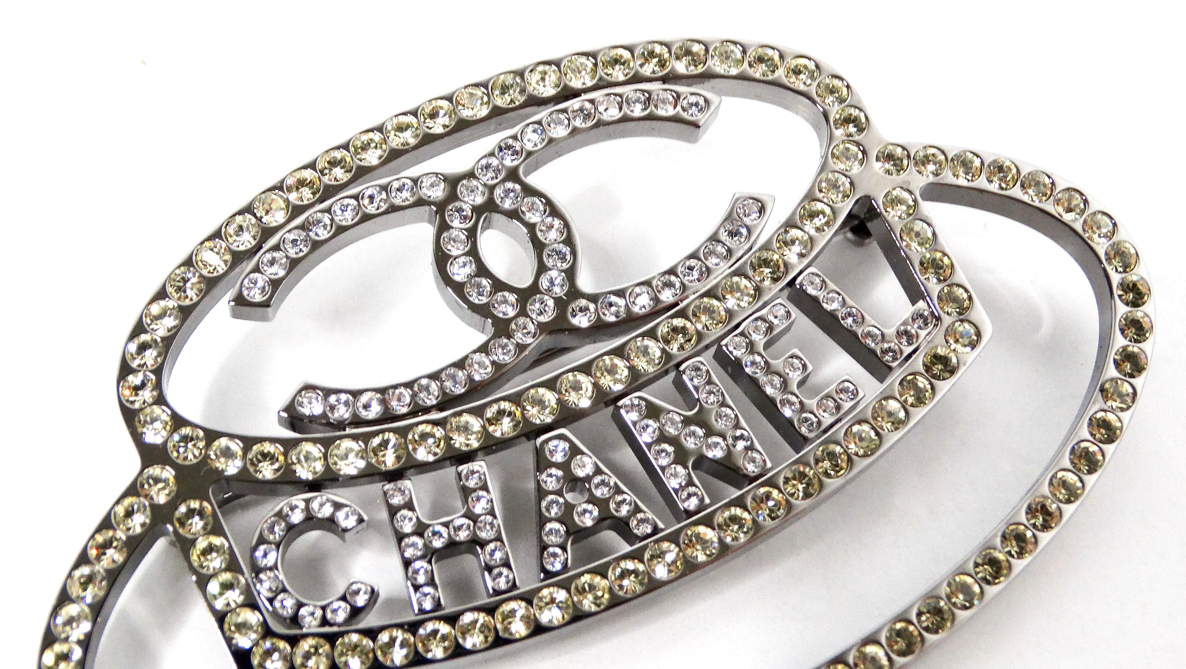 Broche chapeau Chanel en cristal A Silver 2017 Bon état - En vente à Scottsdale, AZ