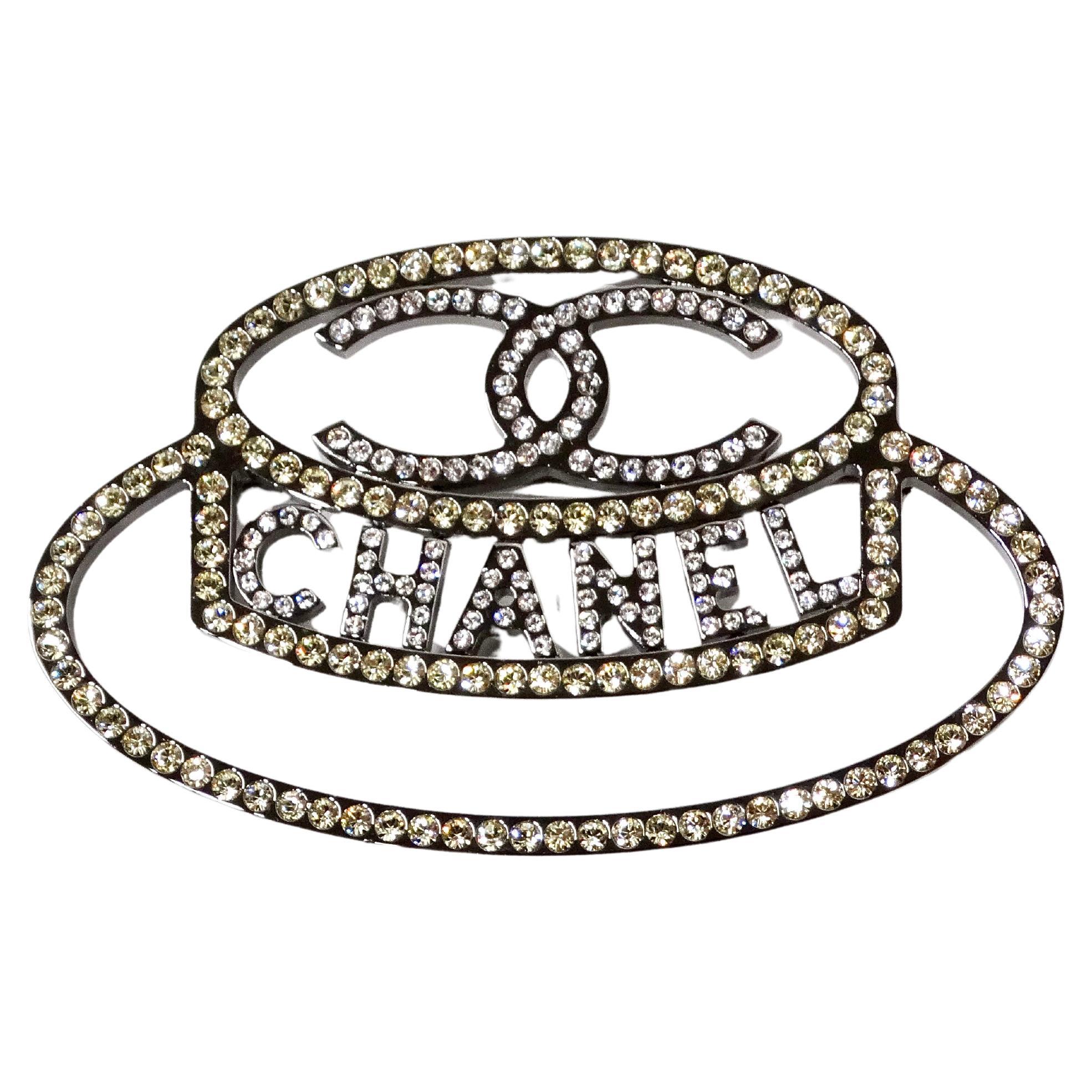 Broche chapeau Chanel en cristal A Silver 2017 en vente