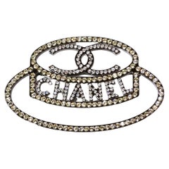 Chanel Broche de sombrero de cristal plateado 2017