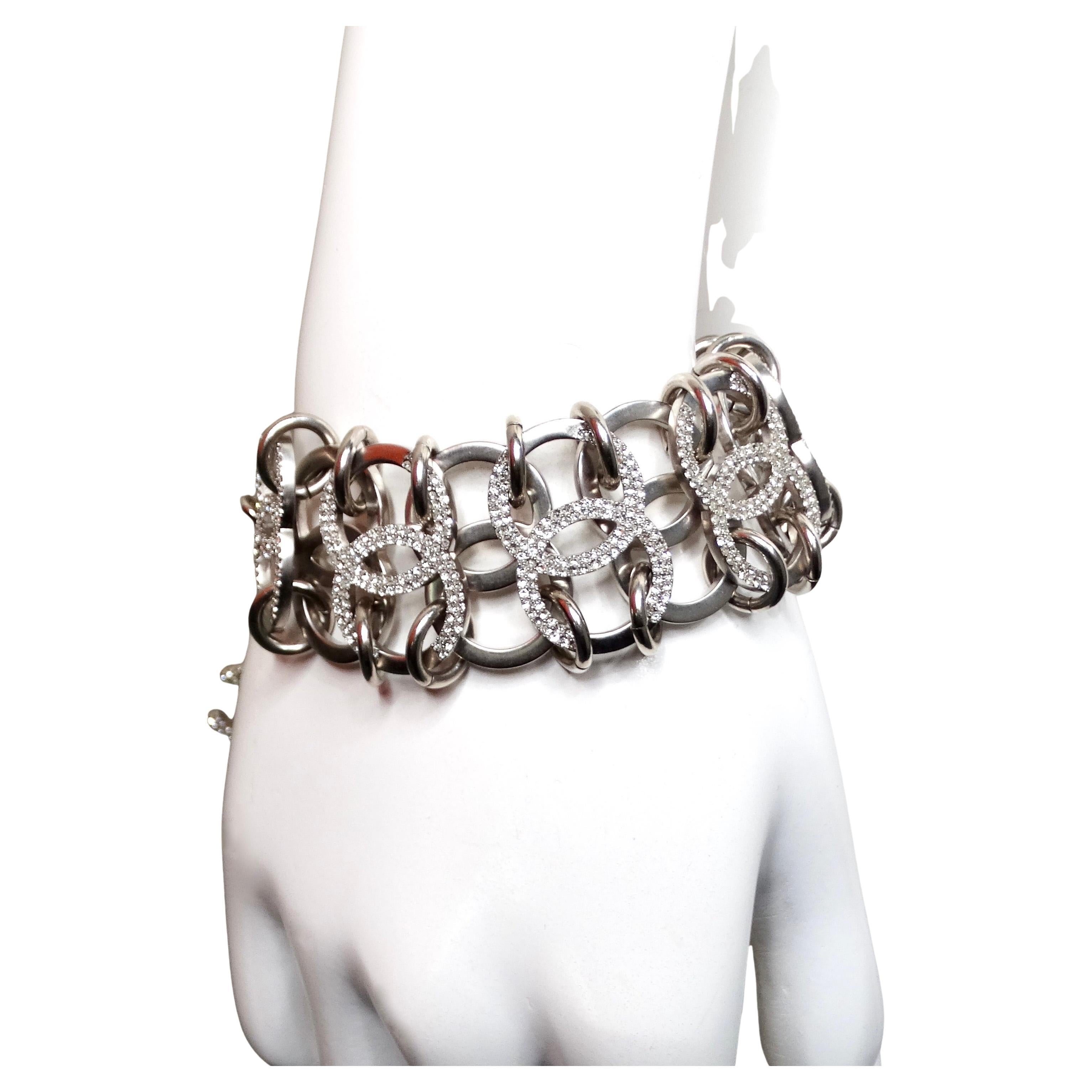 Il braccialetto Chanel con cristalli in argento e catena ad incastro del 2016 incarna un'eleganza senza tempo e un'artigianalità sofisticata. Realizzato in metallo argentato scintillante, questo lussuoso braccialetto presenta l'iconico logo CC