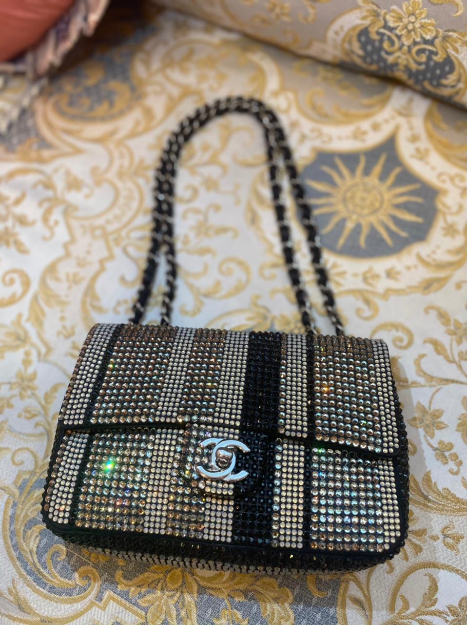 Chanel Suede Black Silver Gold Crystal Small Evening Shoulder Flap Bag.
Excellent condition outside,inside- has a stain inside.
Bag comes with dust bag only.