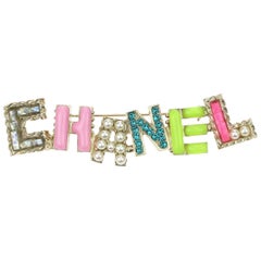 Chanel Collection Cuba Broche Logo en perles et cristal Chanel Collection Cuba Broche Logo en perles et cristal
