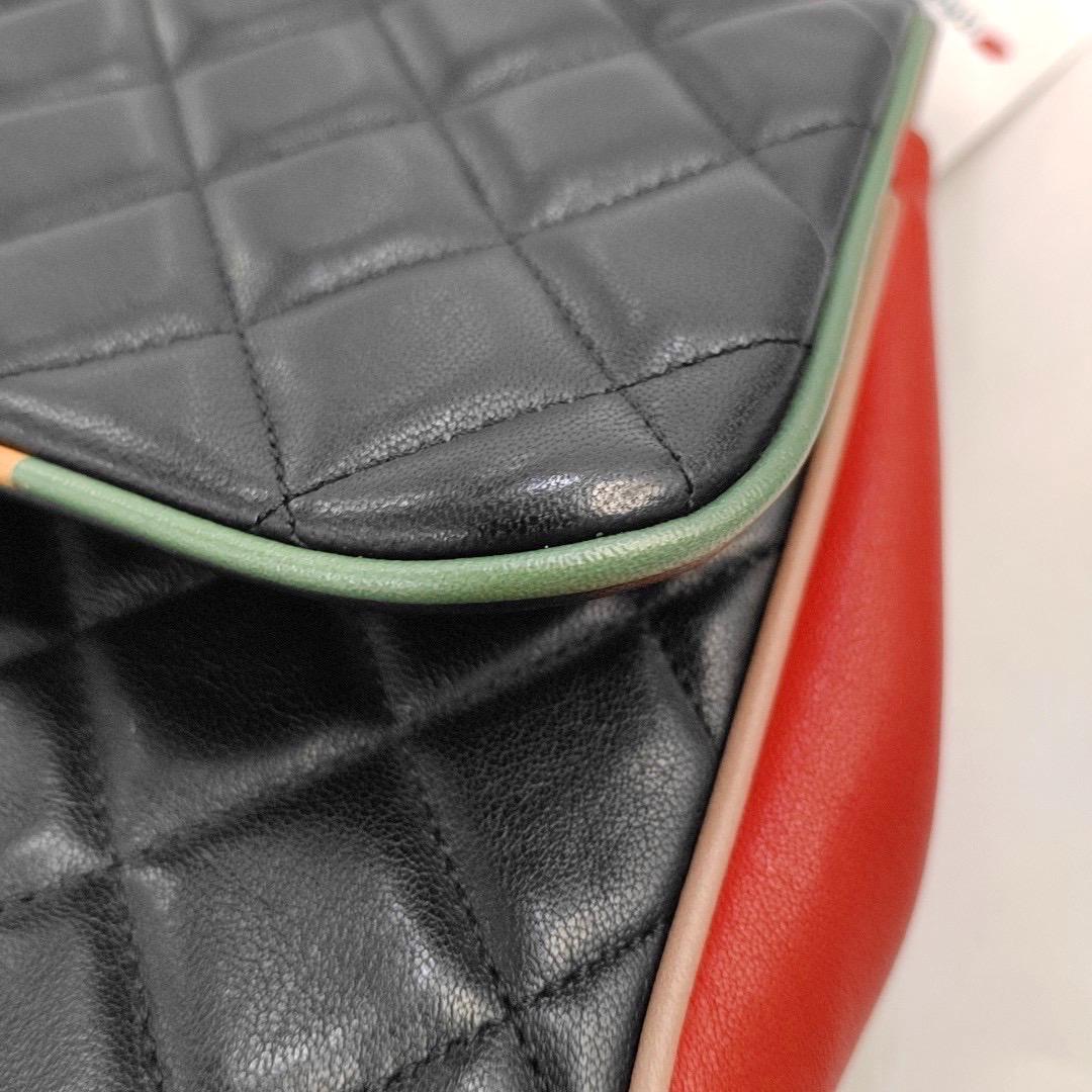 Chanel Color Jumbo Quilted Single Flap Bag Black Leather Multicolor Trim en vente 6