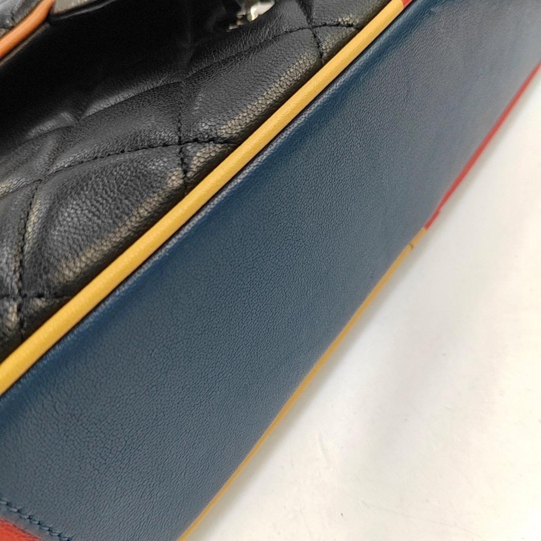 Chanel Color Jumbo Quilted Single Flap Bag Black Leather Multicolor Trim en vente 8