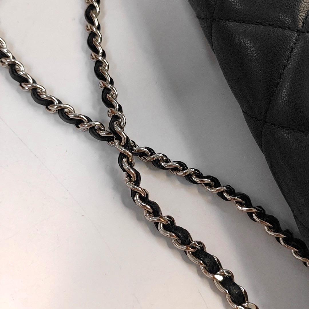 Chanel Color Jumbo Quilted Single Flap Bag Black Leather Multicolor Trim en vente 10