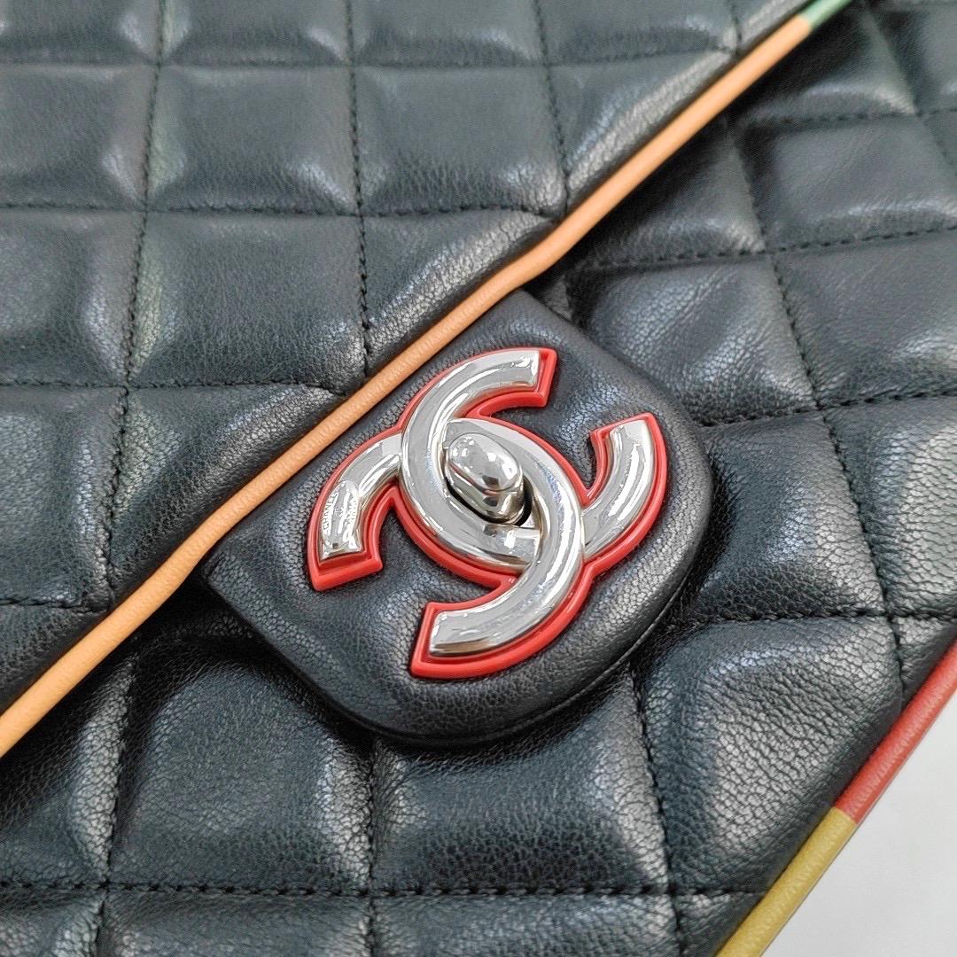 Chanel Color Jumbo Quilted Single Flap Bag Black Leather Multicolor Trim en vente 1