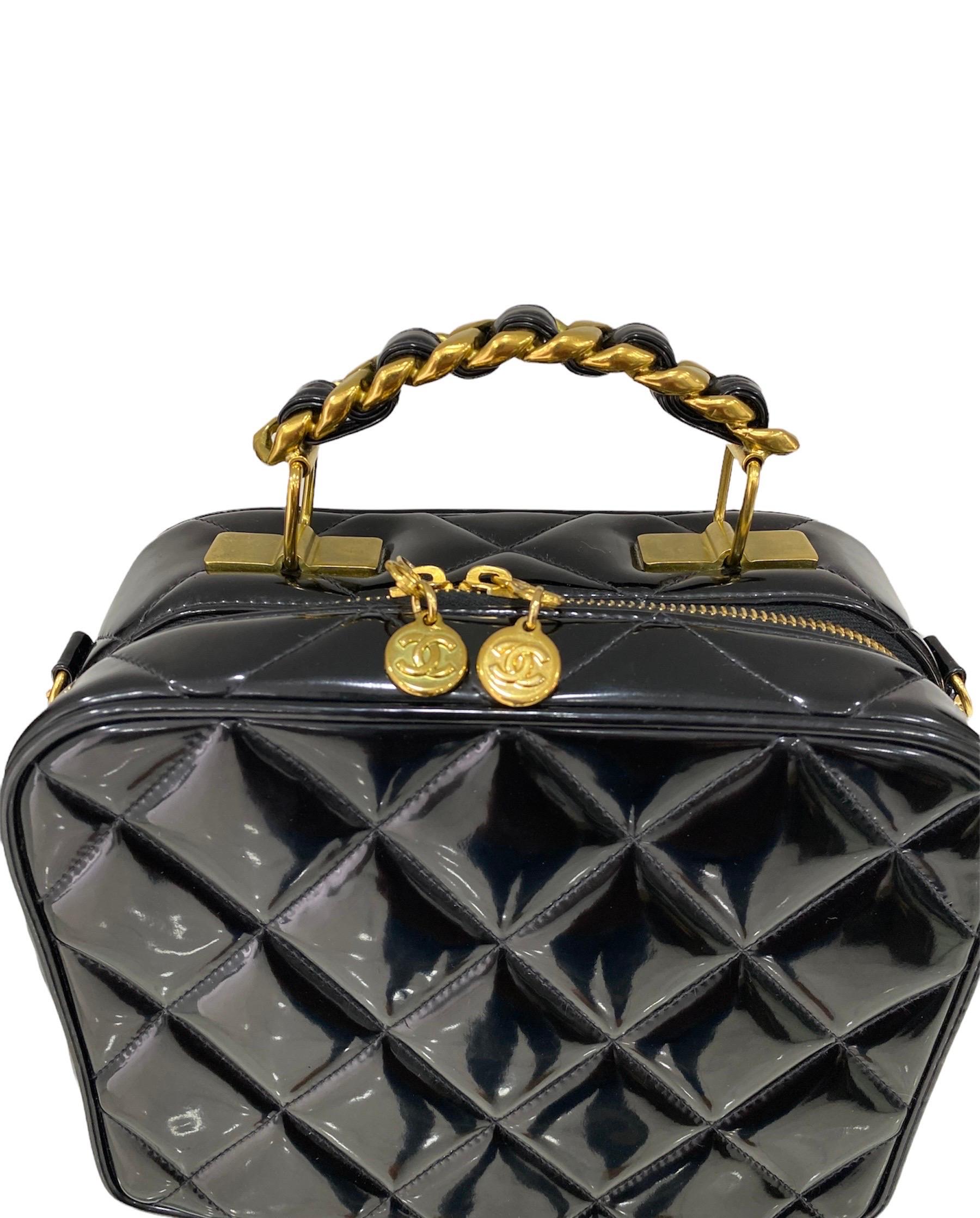 Signierte Chanel-Tasche, Vintage-Modell, Produktionsjahr 94/96, aus schwarzem Lackleder mit goldener Hardware.
Dieses kultige Modell ist mit einem runden Reißverschluss ausgestattet, innen mit schwarzem Glattleder gefüttert und recht
