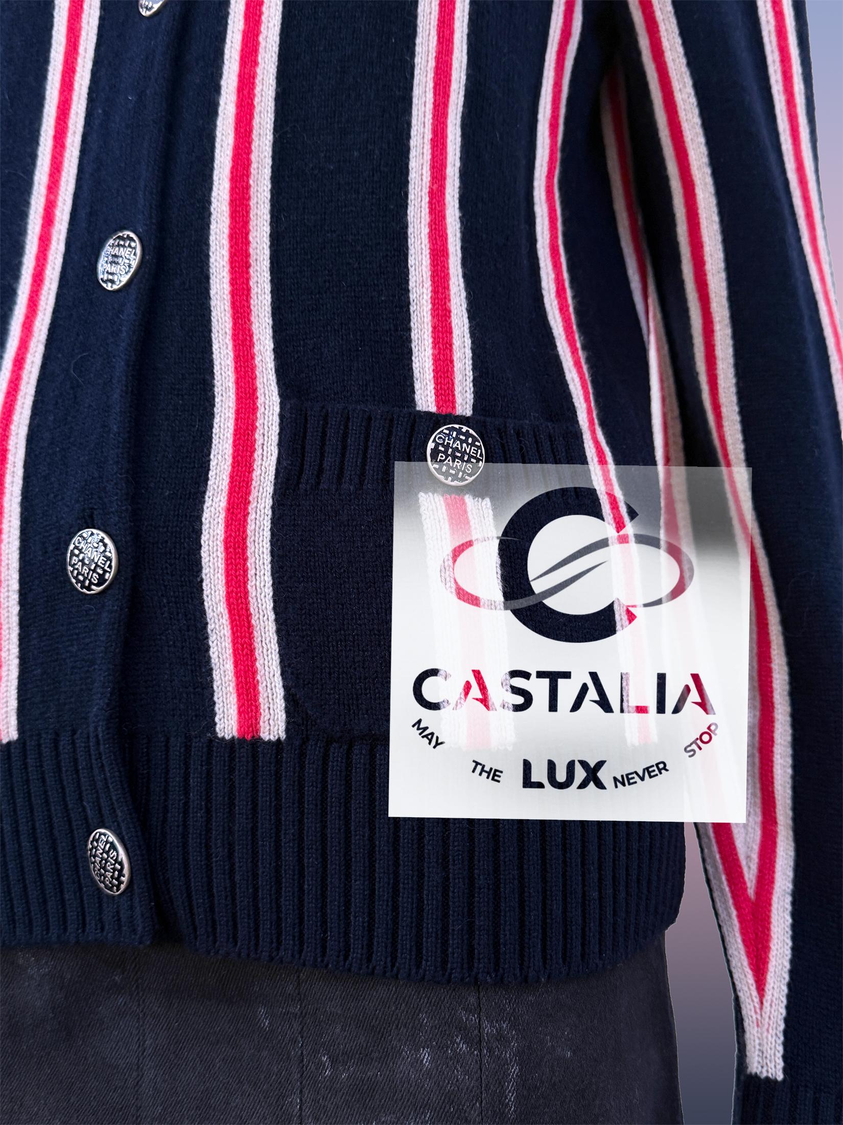 CHANEL Chaqueta de punto inspirada en el cubismo con botones del logotipo 36 FR en venta 7