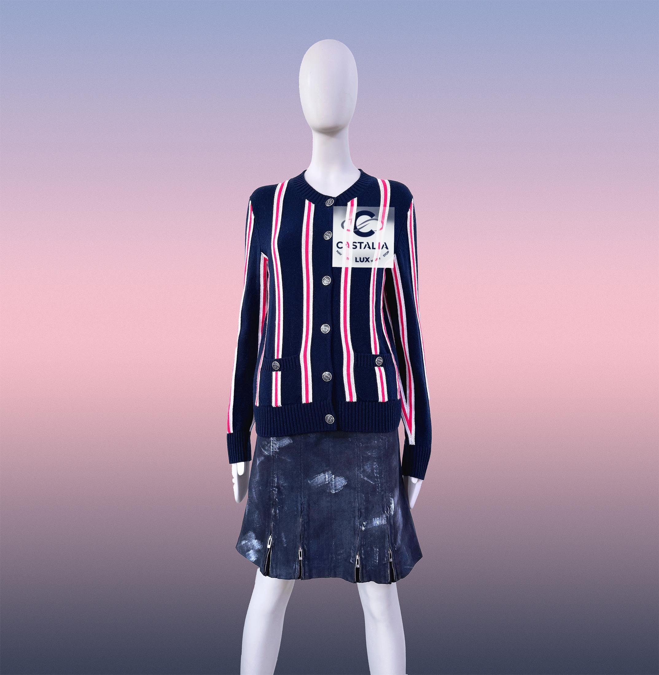 CHANEL Kubismus inspirierte Strickjacke mit Logo-Knöpfen 36 FR im Zustand „Neu“ in Dubai, AE