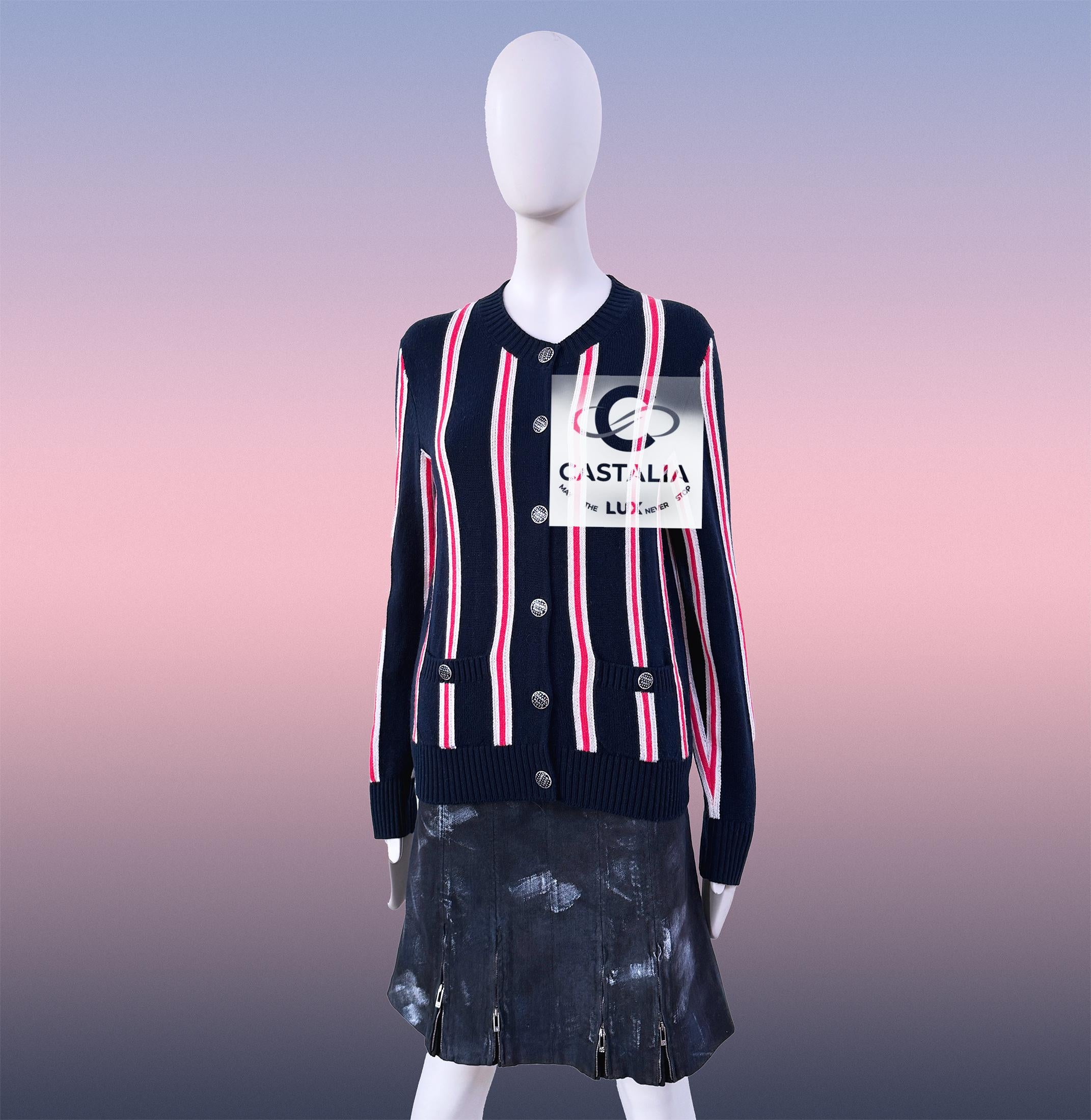 CHANEL Kubismus inspirierte Strickjacke mit Logo-Knöpfen 36 FR für Damen oder Herren