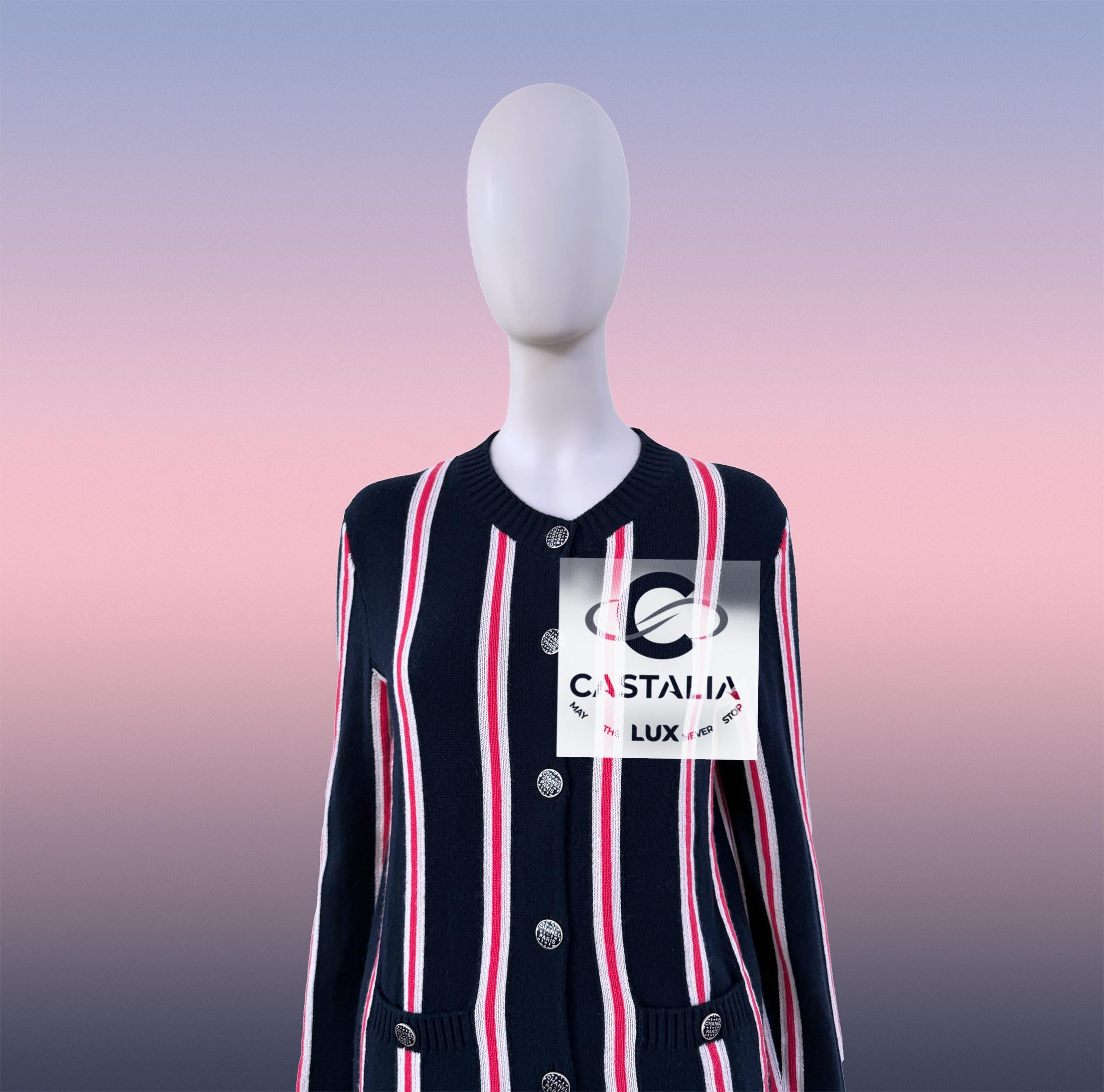 CHANEL Kubismus inspirierte Strickjacke mit Logo-Knöpfen 36 FR 1