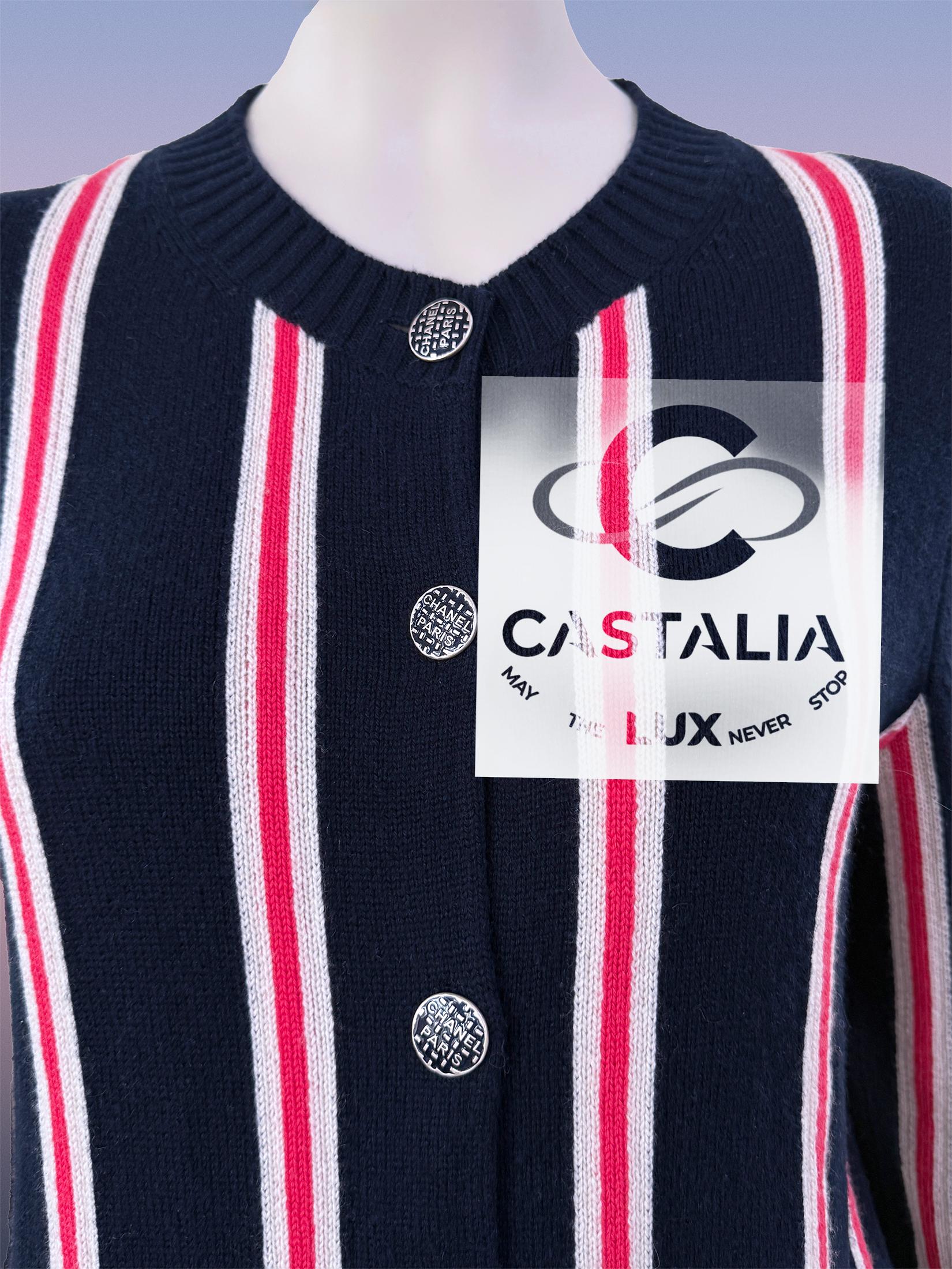 CHANEL Kubismus inspirierte Strickjacke mit Logo-Knöpfen 36 FR 2