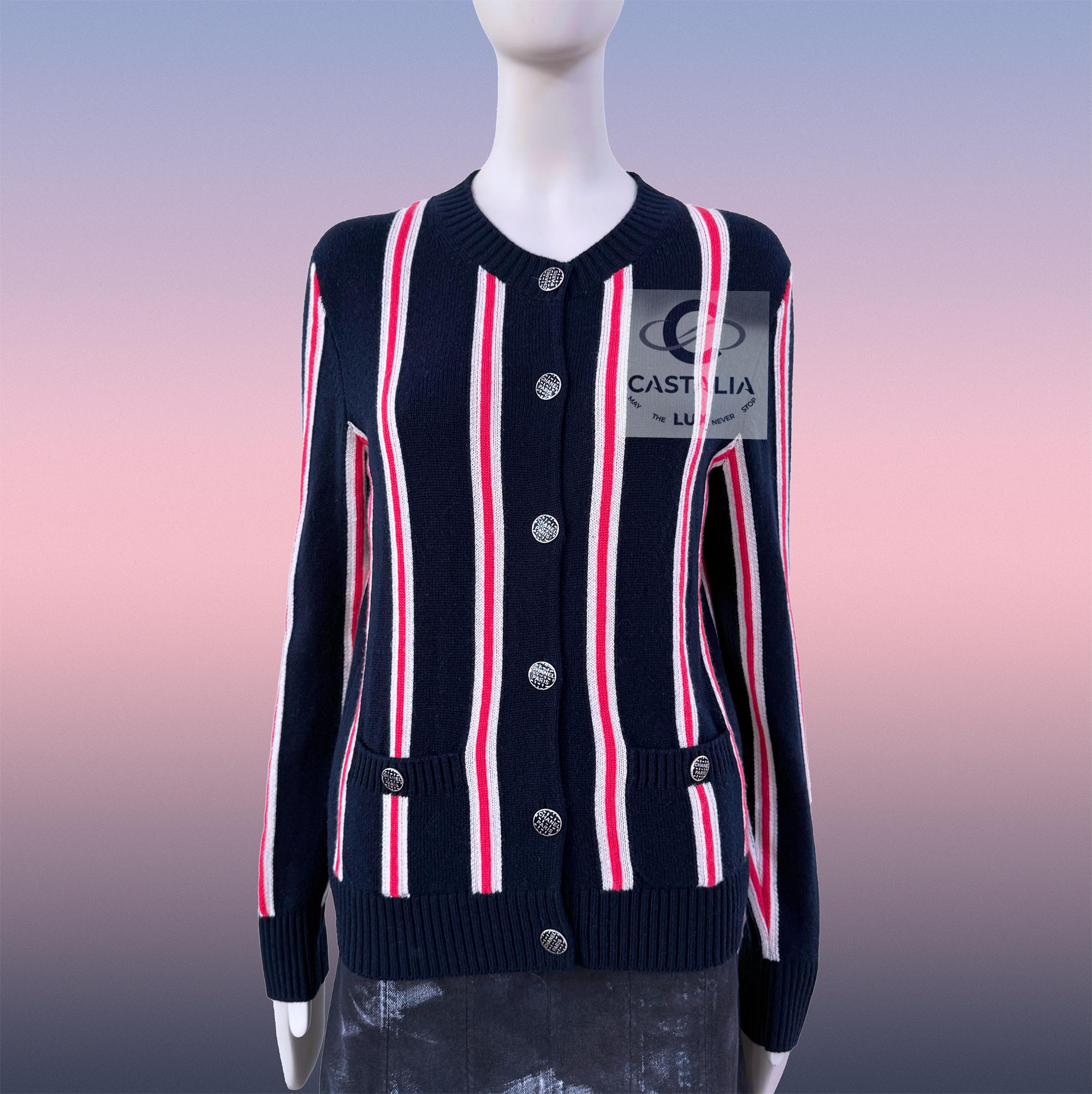 CHANEL Chaqueta de punto inspirada en el cubismo con botones del logotipo 36 FR en venta 2