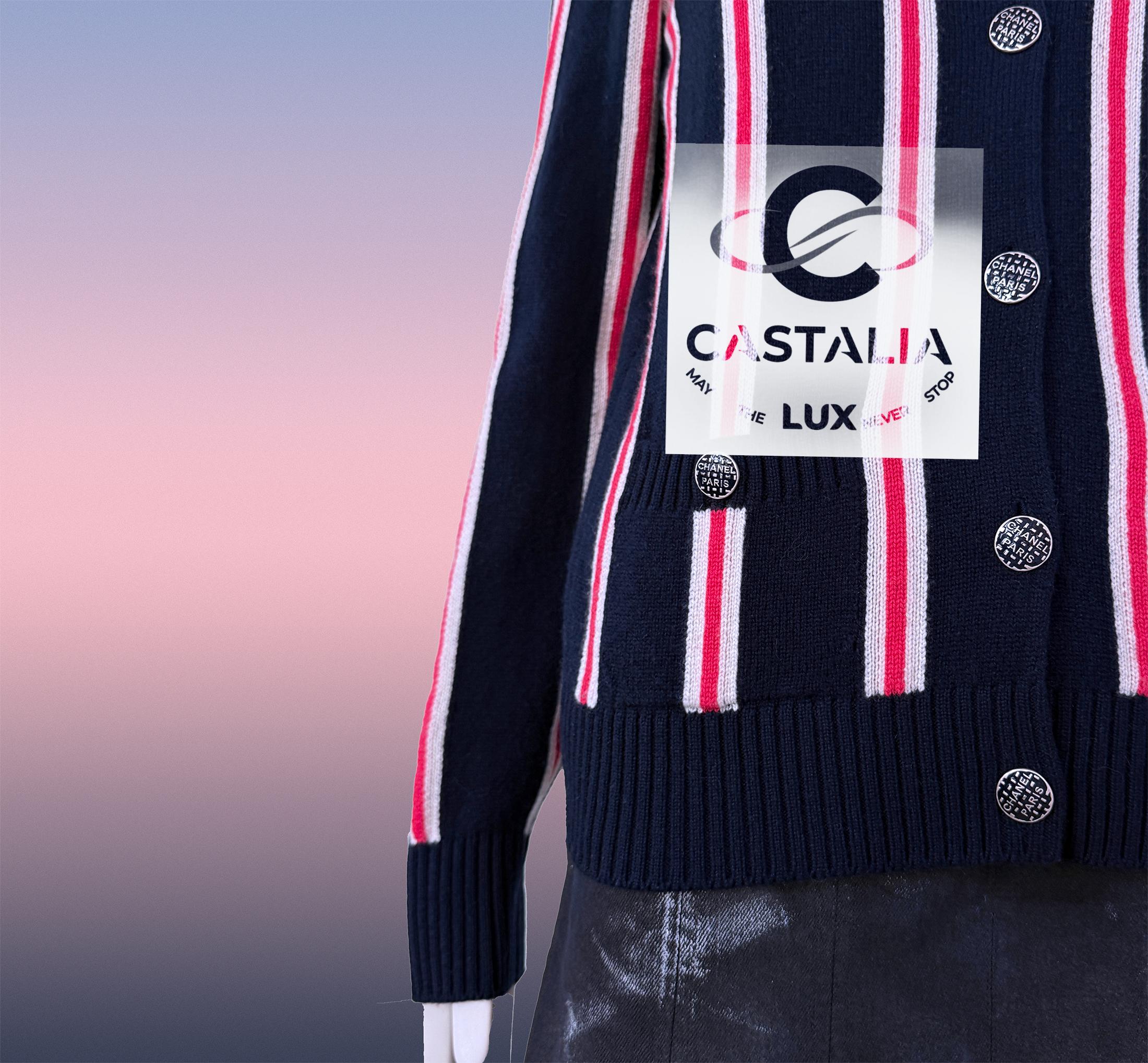 CHANEL Kubismus inspirierte Strickjacke mit Logo-Knöpfen 36 FR 3