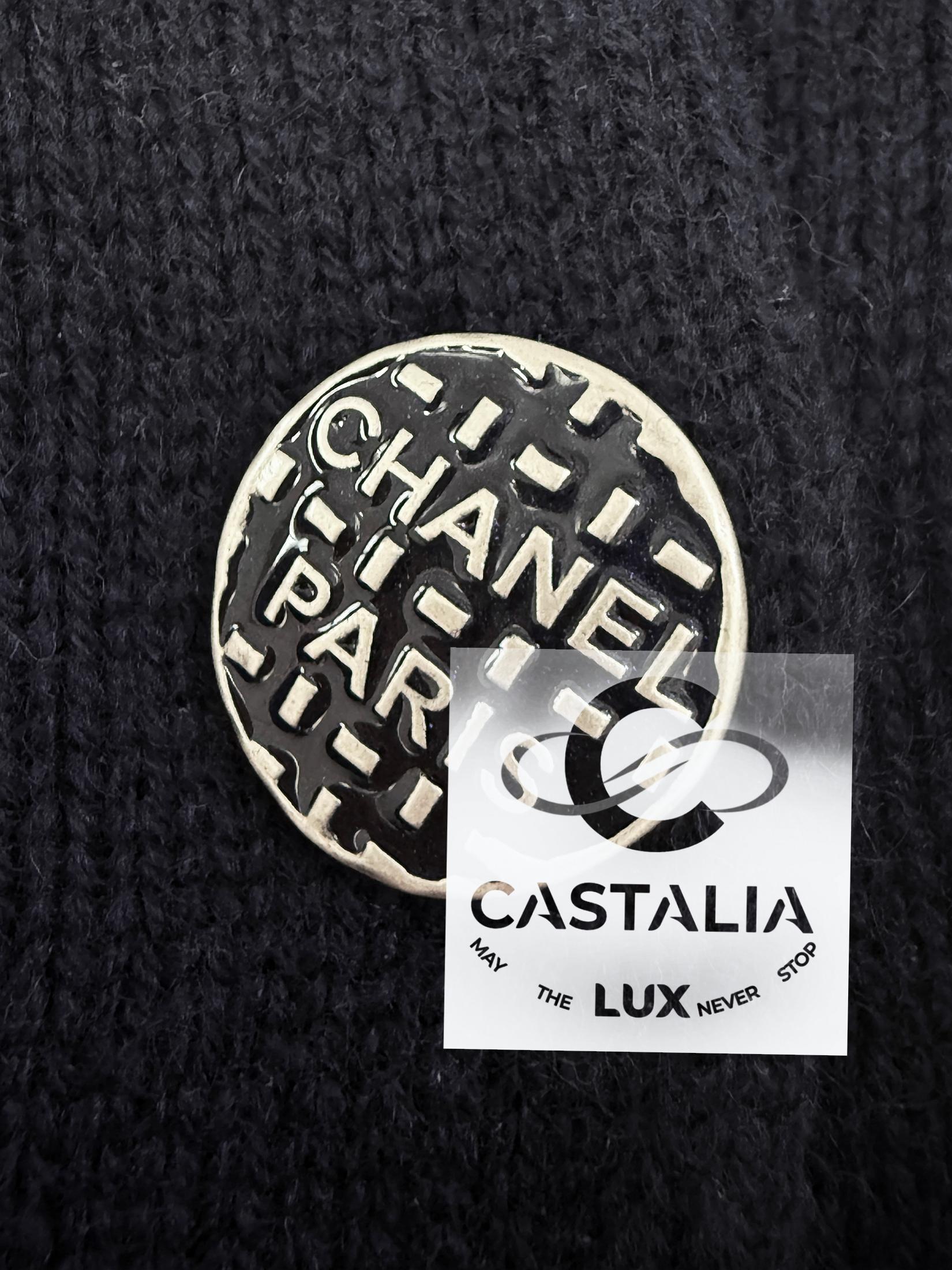 CHANEL Kubismus inspirierte Strickjacke mit Logo-Knöpfen 36 FR 4