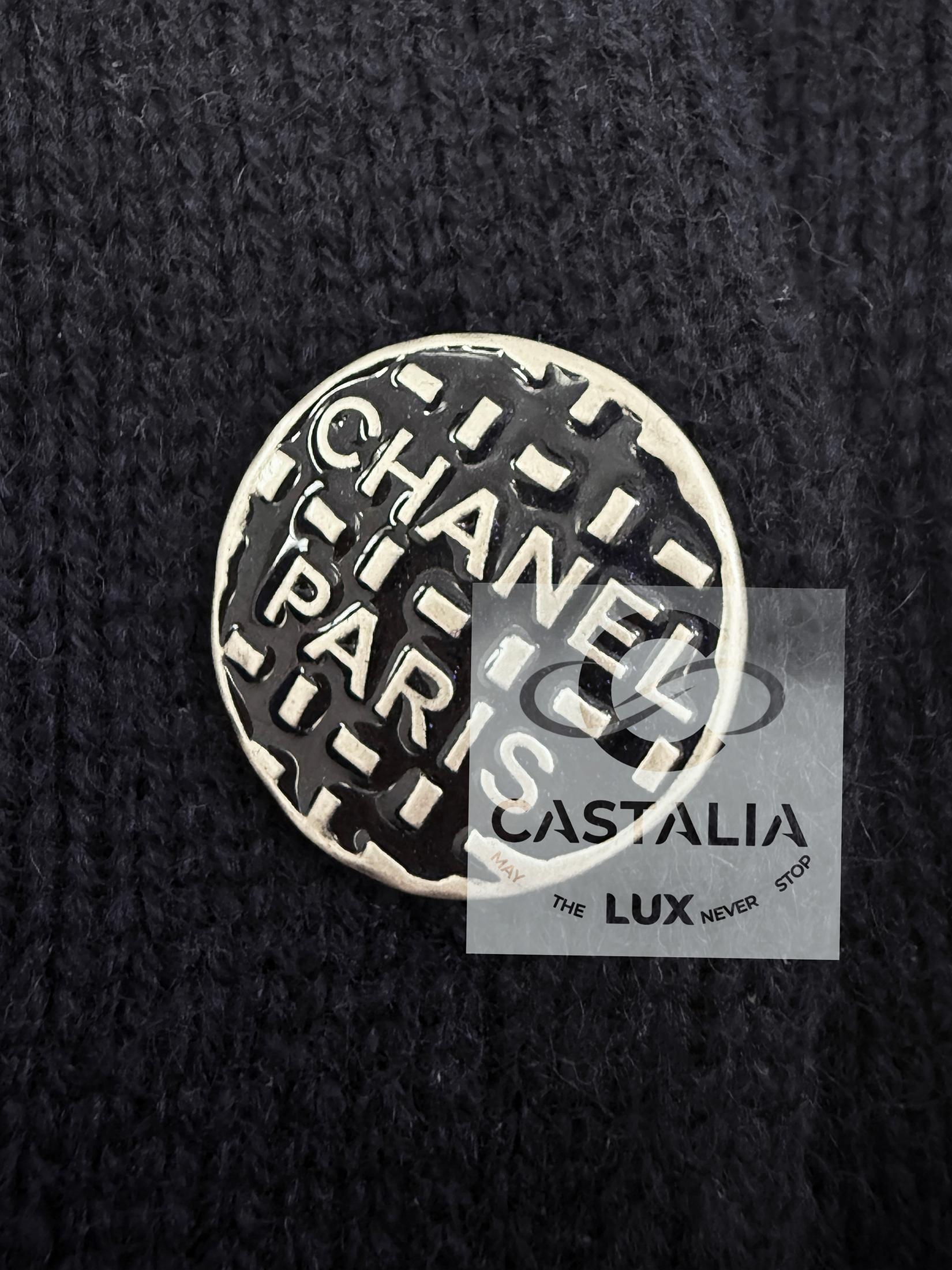CHANEL Chaqueta de punto inspirada en el cubismo con botones del logotipo 36 FR en venta 4