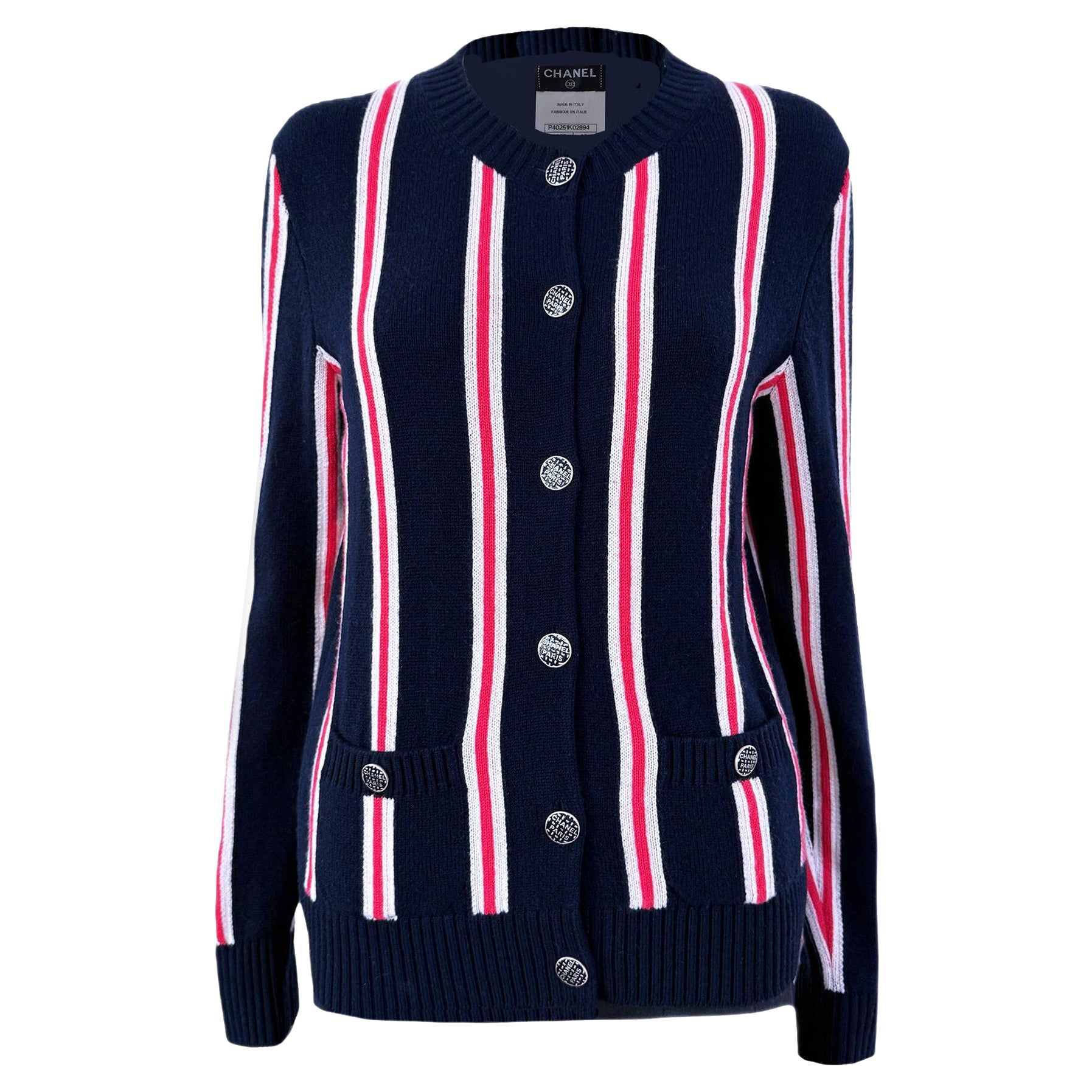 CHANEL Cardigan d
inspiration cubiste avec boutons à logo 36 FR