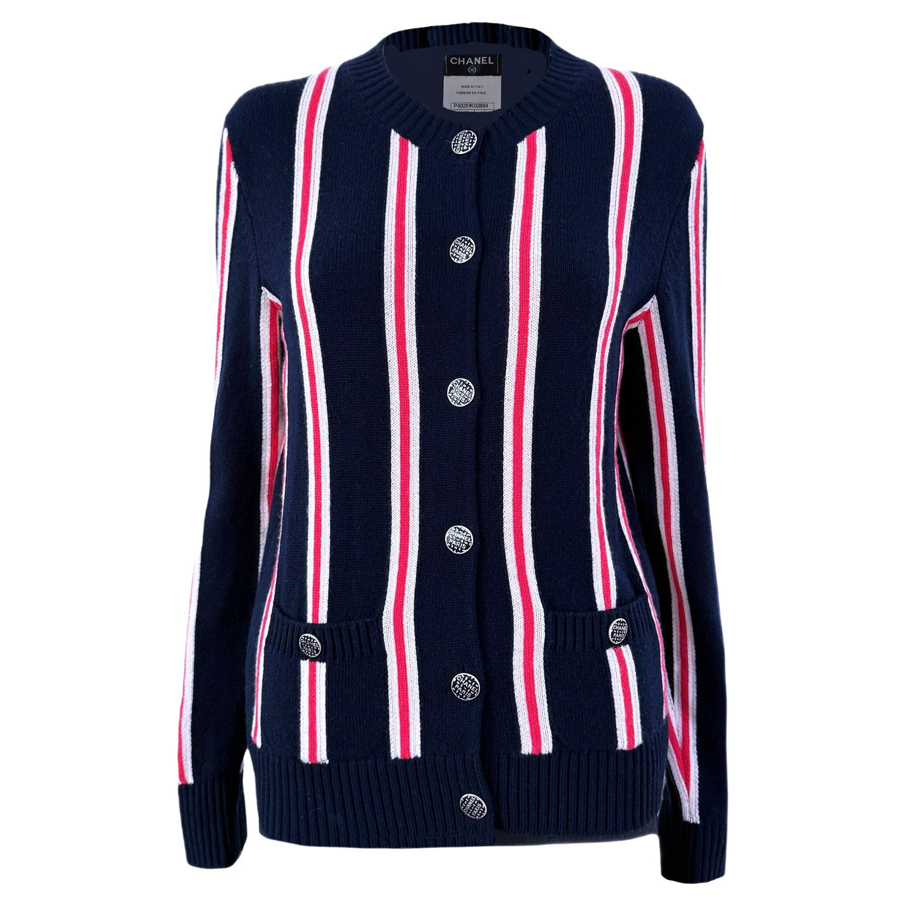CHANEL Kubismus inspirierte Strickjacke mit Logo-Knöpfen 36 FR