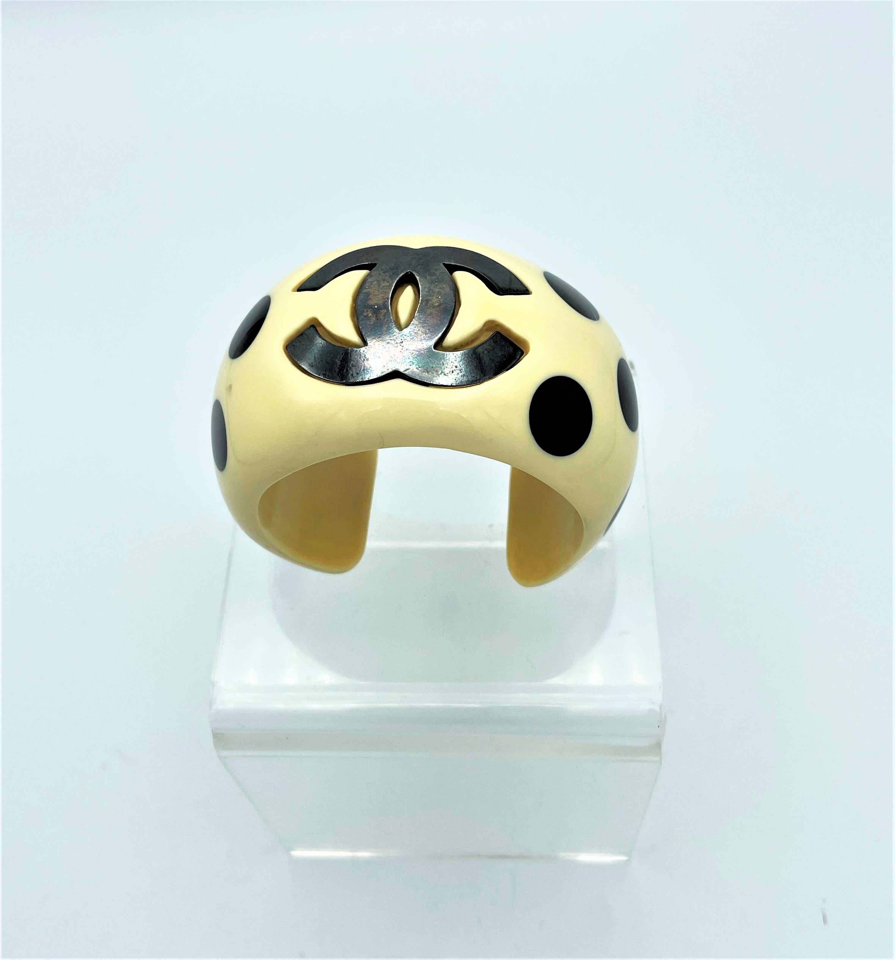 Chanel Cuff/bangle with big CC's and black dots, acryl, signed 96P - 1996 spring For Sale 8
