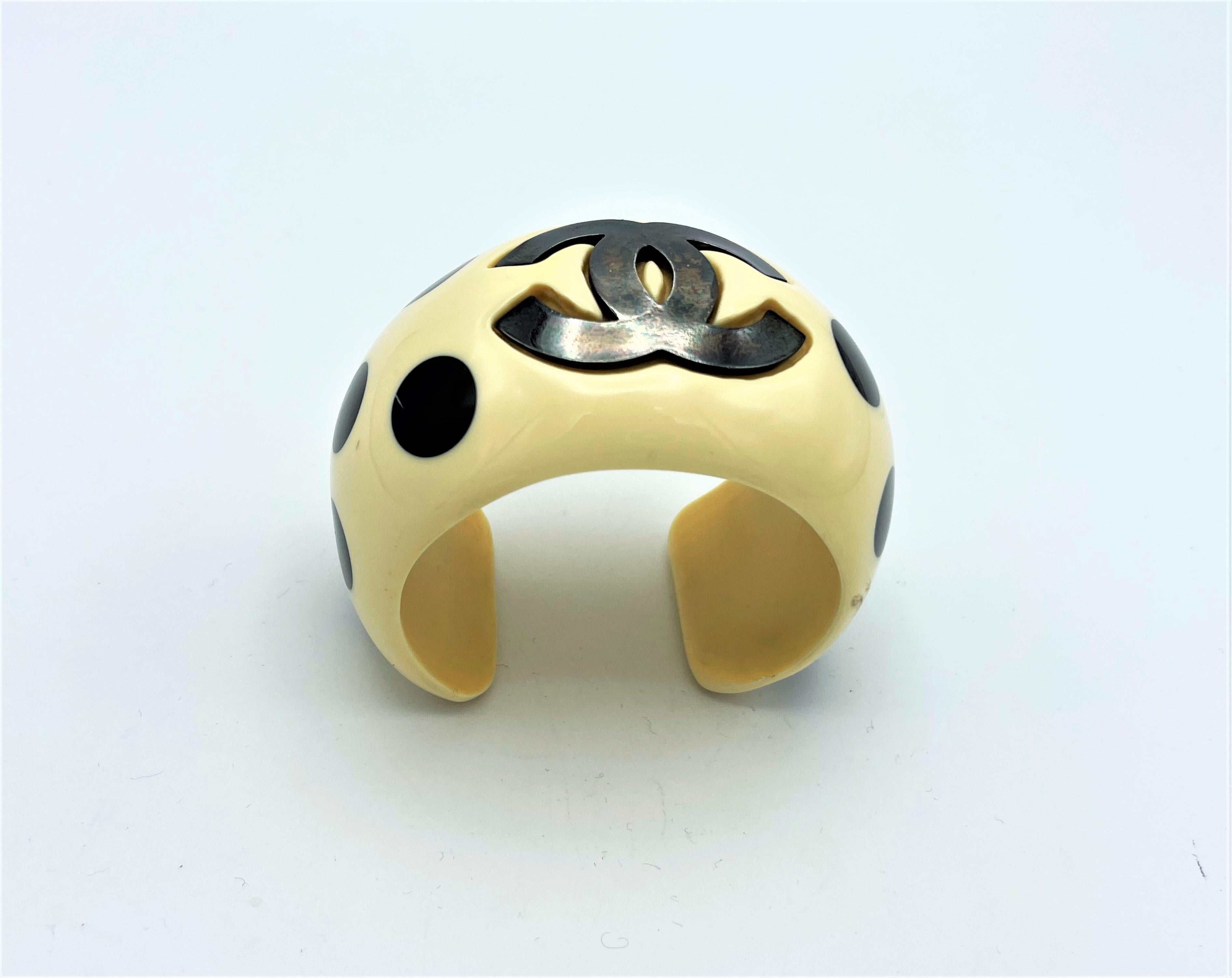 Chanel Cuff/bangle with big CC's and black dots, acryl, signed 96P - 1996 spring For Sale 9