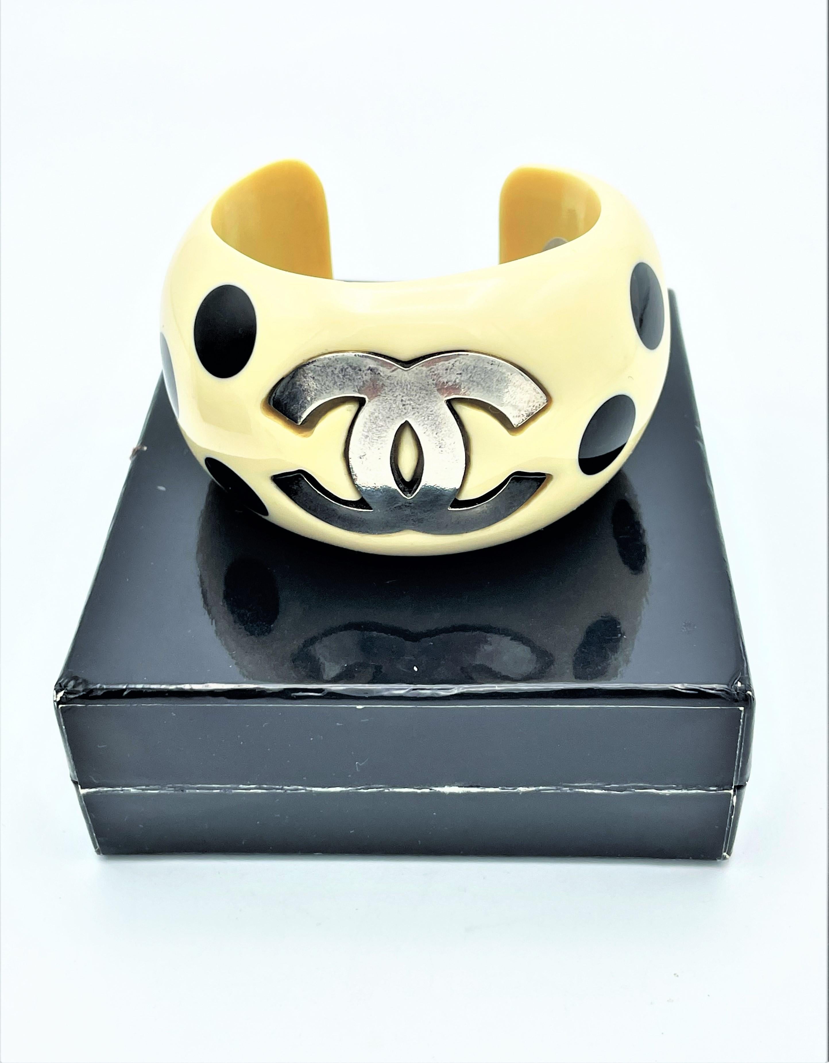 Chanel Cuff/bangle with big CC's and black dots, acryl, signed 96P - 1996 spring For Sale 10