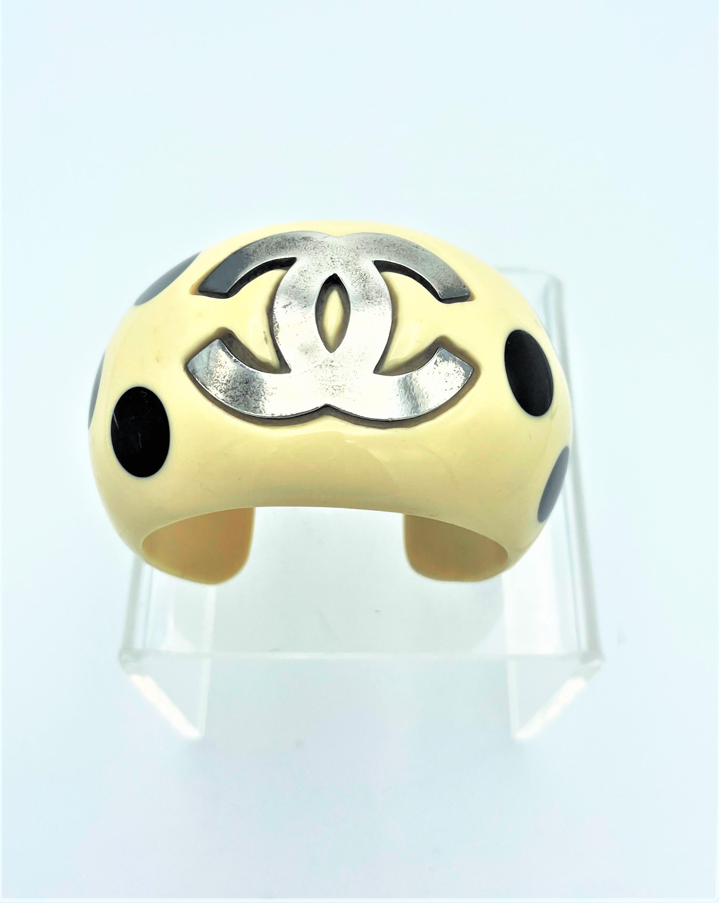 Modern Chanel Cuff/bangle with big CC's and black dots, acryl, signed 96P - 1996 spring For Sale