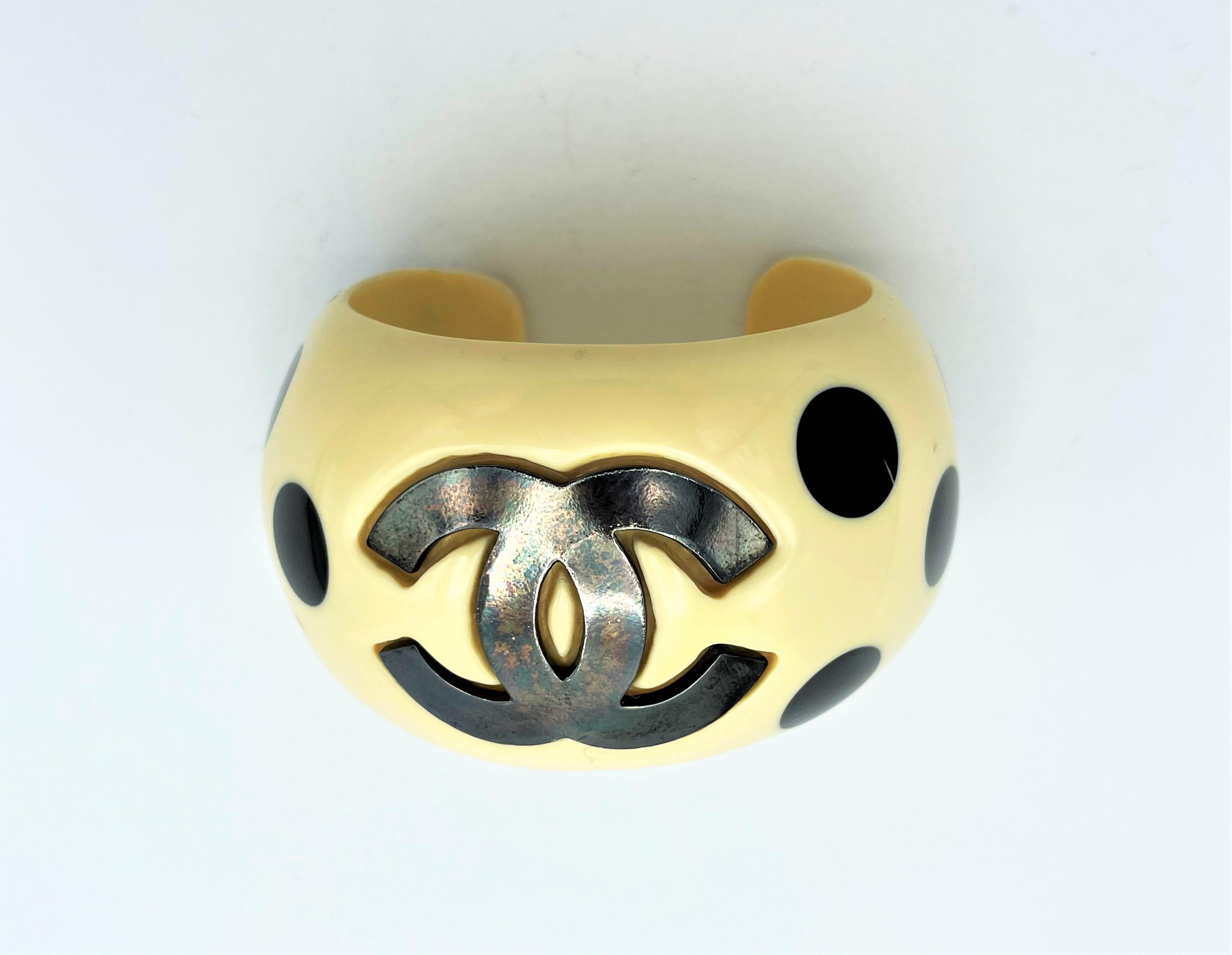 Chanel Cuff/bangle with big CC's and black dots, acryl, signed 96P - 1996 spring For Sale 3