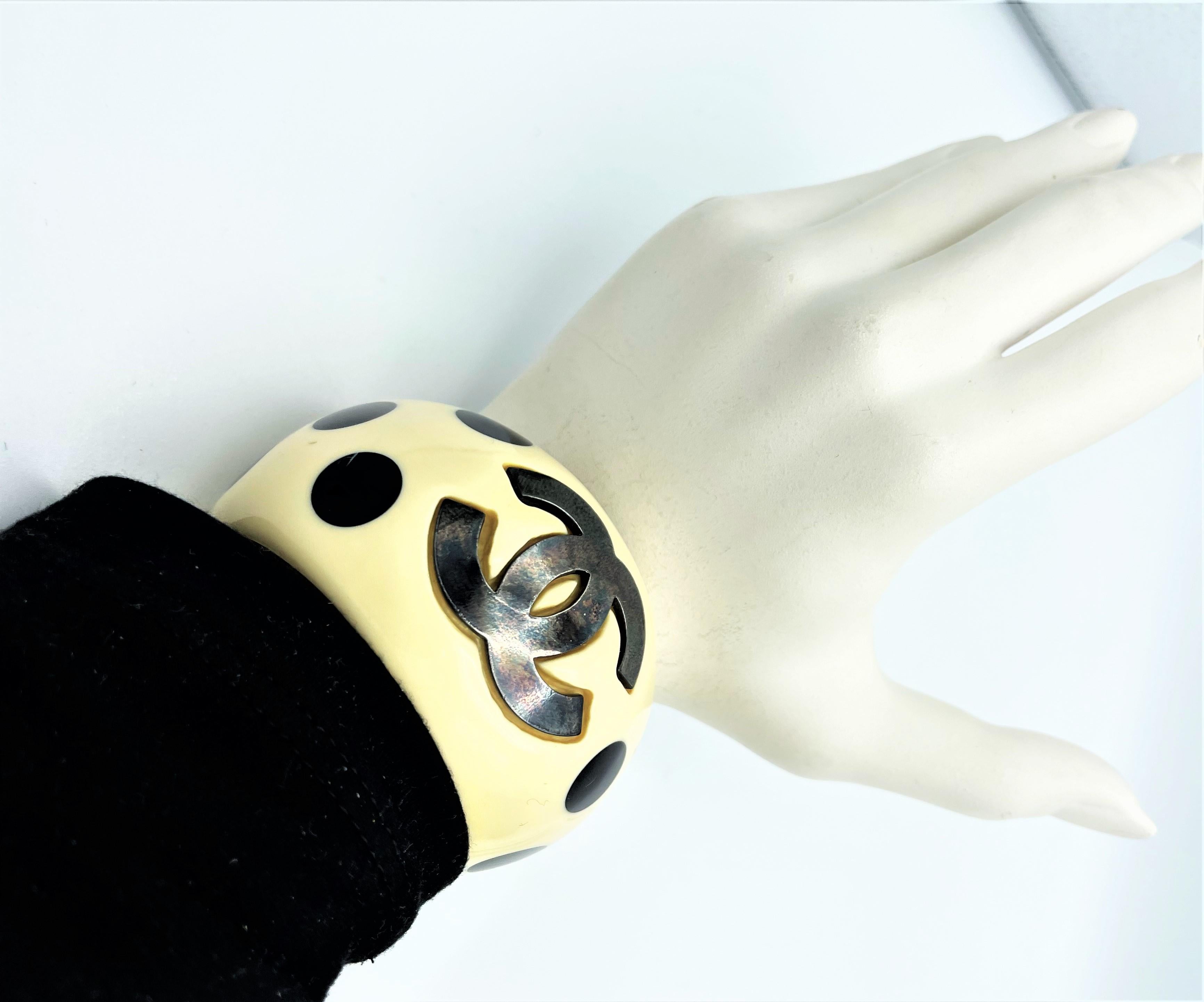Chanel Cuff/bangle with big CC's and black dots, acryl, signed 96P - 1996 spring For Sale 4