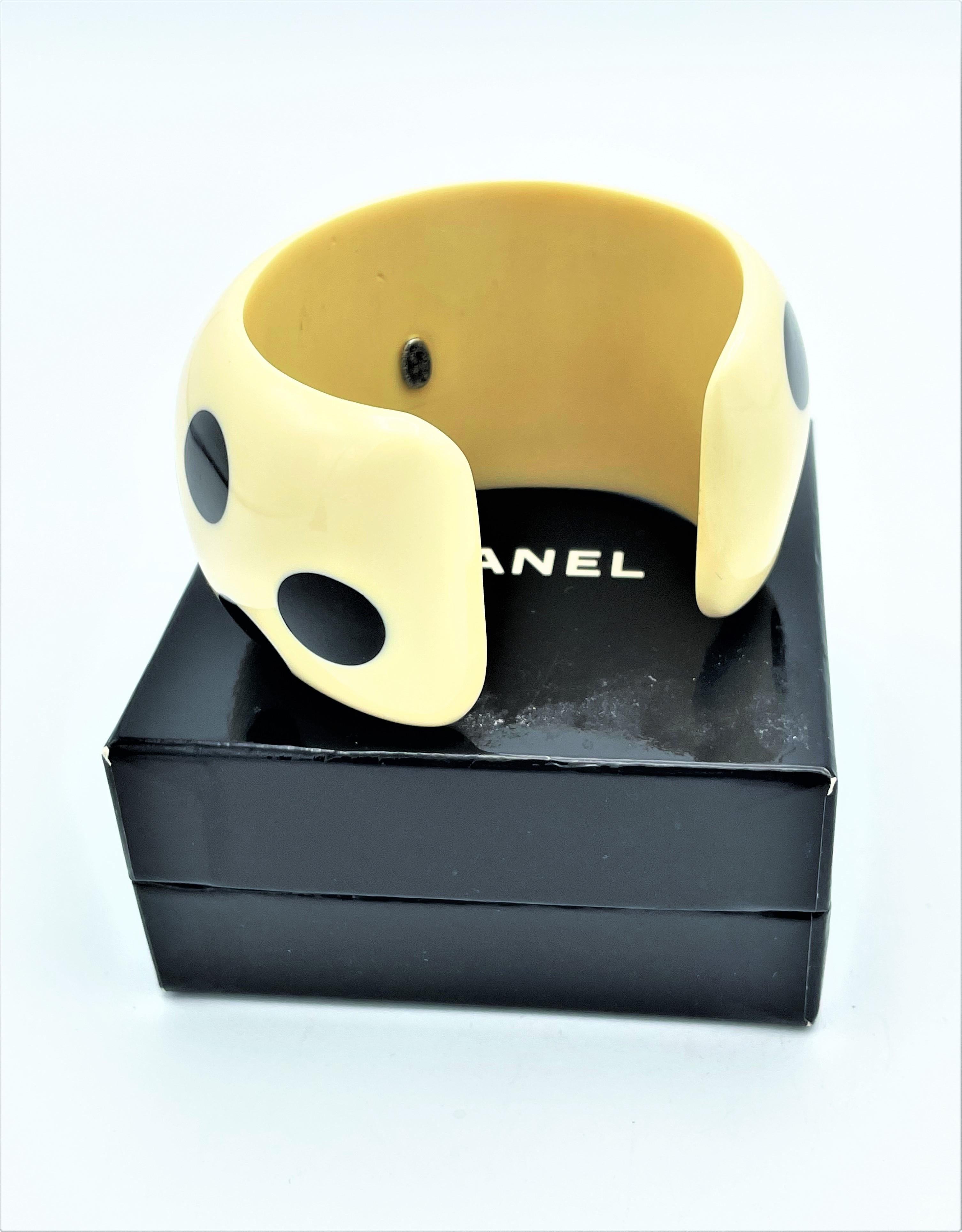 Chanel Cuff/bangle with big CC's and black dots, acryl, signed 96P - 1996 spring For Sale 2