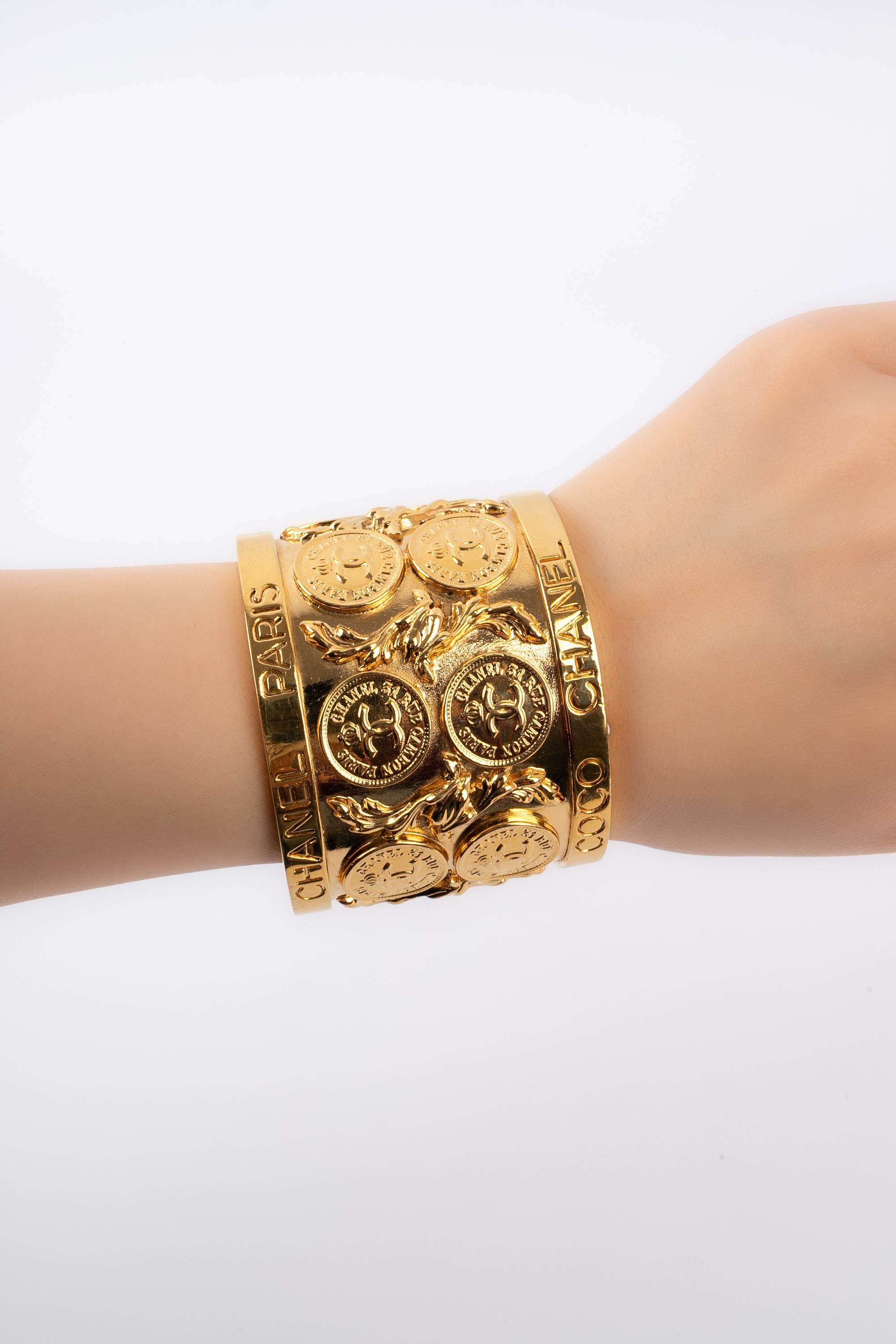 CHANEL - (Made in France) Golden metal cuff bracelet ornamented with coins. Jewelry from the 1980s.

Condition:
Very good condition

Dimensions:
Circumference: 14 cm - Opening: 3 cm - Width: 5.5 cm

BRAB126