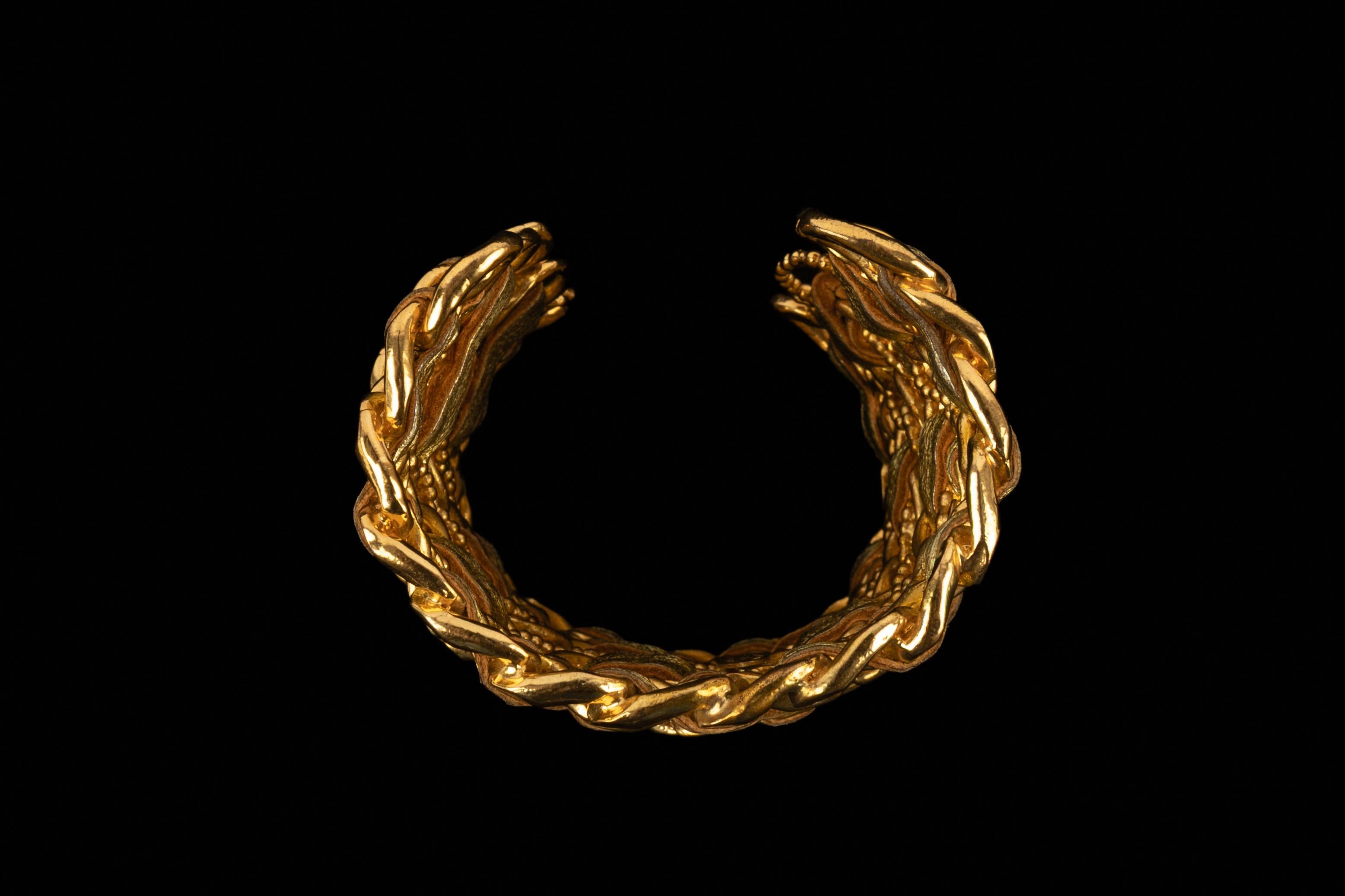 Bracelet manchette Chanel 1990 en vente 2