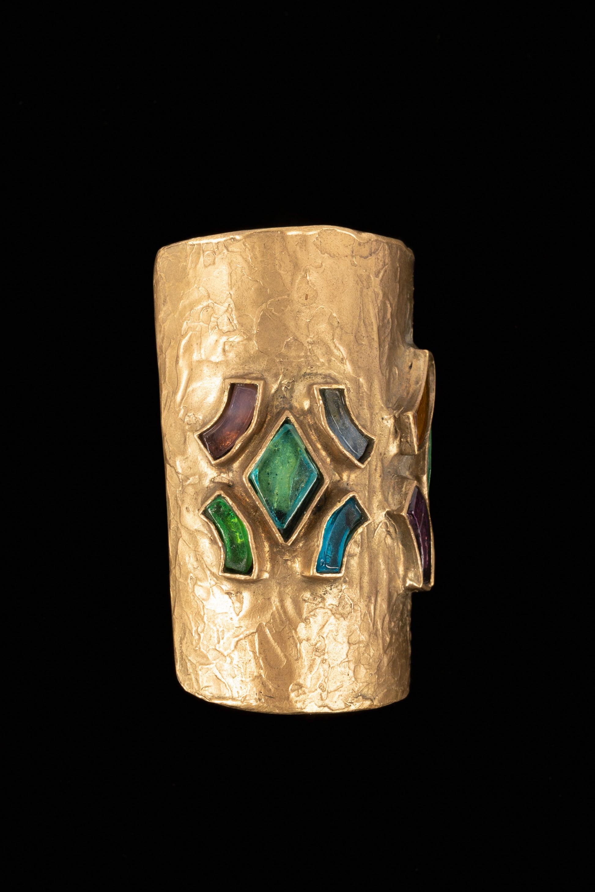 Chanel - Beaten golden metal cuff bracelet with multicolored glass paste. Goossens Atelier for the House of Chanel.
 
 Additional information: 
 Condition: Very good condition
 Dimensions: Wrist circumference: 11 cm - Length: 8 cm - Opening: 3.5 cm
