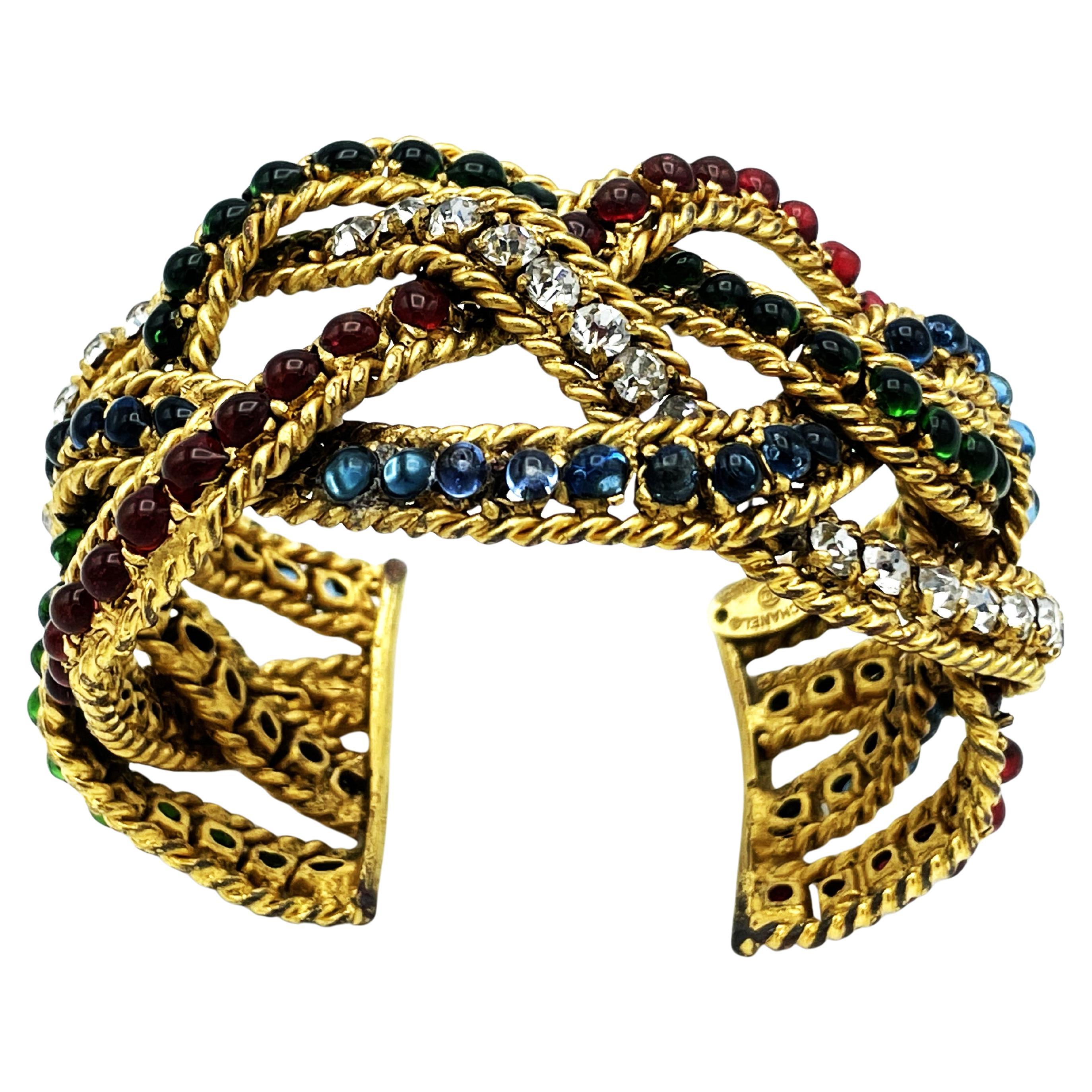 Raro bracciale Chanel (Made in France) realizzato da Robert Goossens Paris. 4 nastri si avvolgono l'uno con l'altro, incastonati con molte pietre Greene & Greene verdi, blu e rosse e strass Swarovski trasparenti. Dal 1986 al