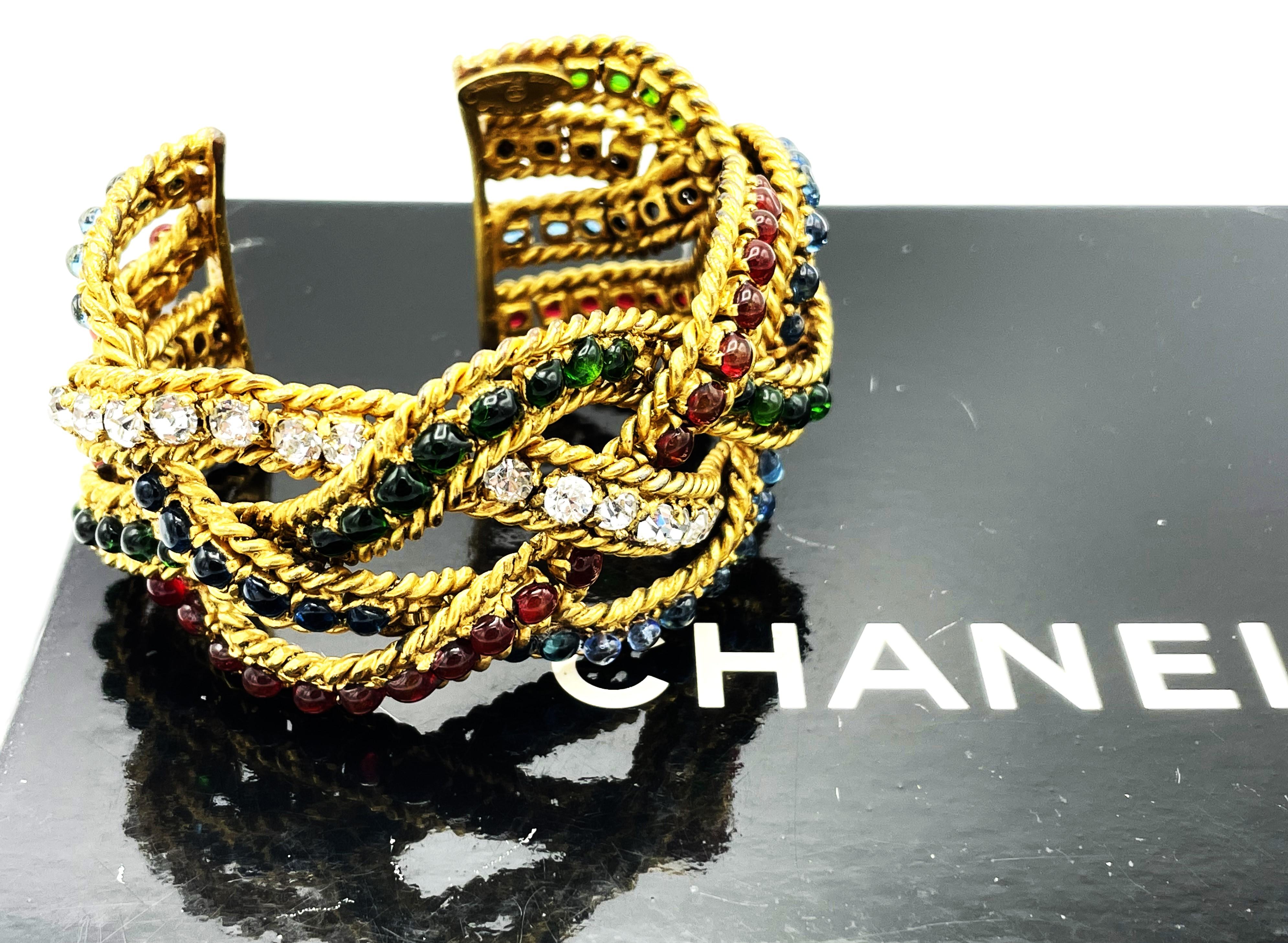 Taglio rotondo BRACCIALE CHANEL di R. Gossen 3 bande intrecciate con pietre Gripoix in vendita