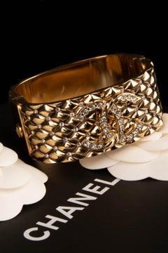 Chanel cuff bracelet by Virginie Viard Resort 2023