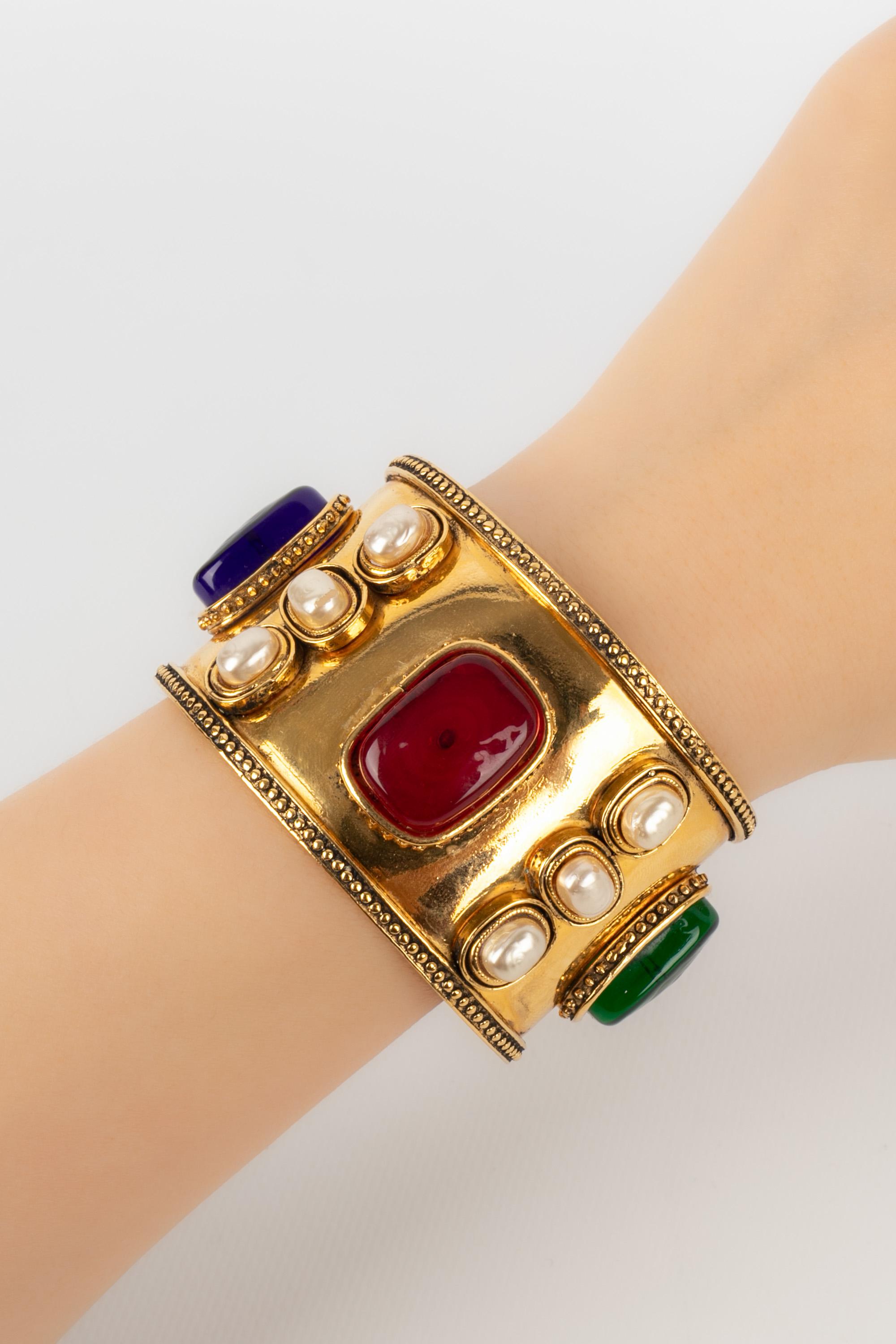 CHANEL - (Made in France) Golden metal cuff bracelet with glass paste and pearly cabochons. 2cc3 Collection from the end of the 1980s.

Condition:
Very good condition

Dimensions:
Wrist circumference: 15.5 cm - Opening: 2 cm

BRAB97