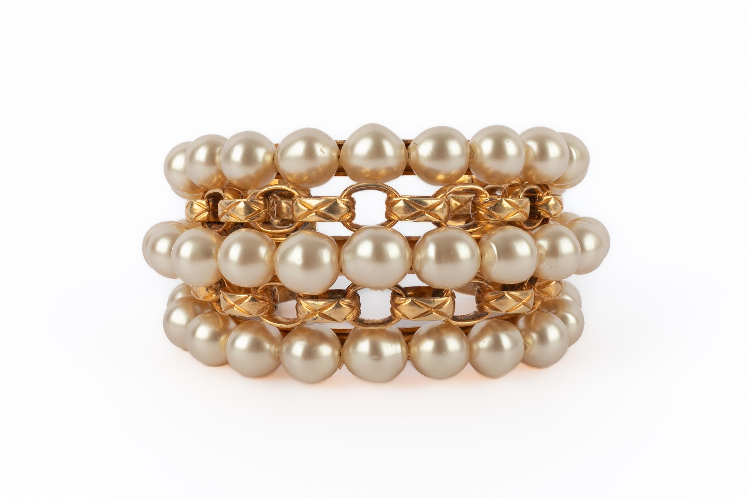 CHANEL - (Made in France) Wide golden metal cuff bracelet with costume pearls. A 2cc3 Collection under the artistic direction of Karl Lagerfeld.

Condition:
Very good condition

Dimensions:
Diameter: 16 cm - Opening: 3 cm - Width: 5 cm

SKU:BRAB68