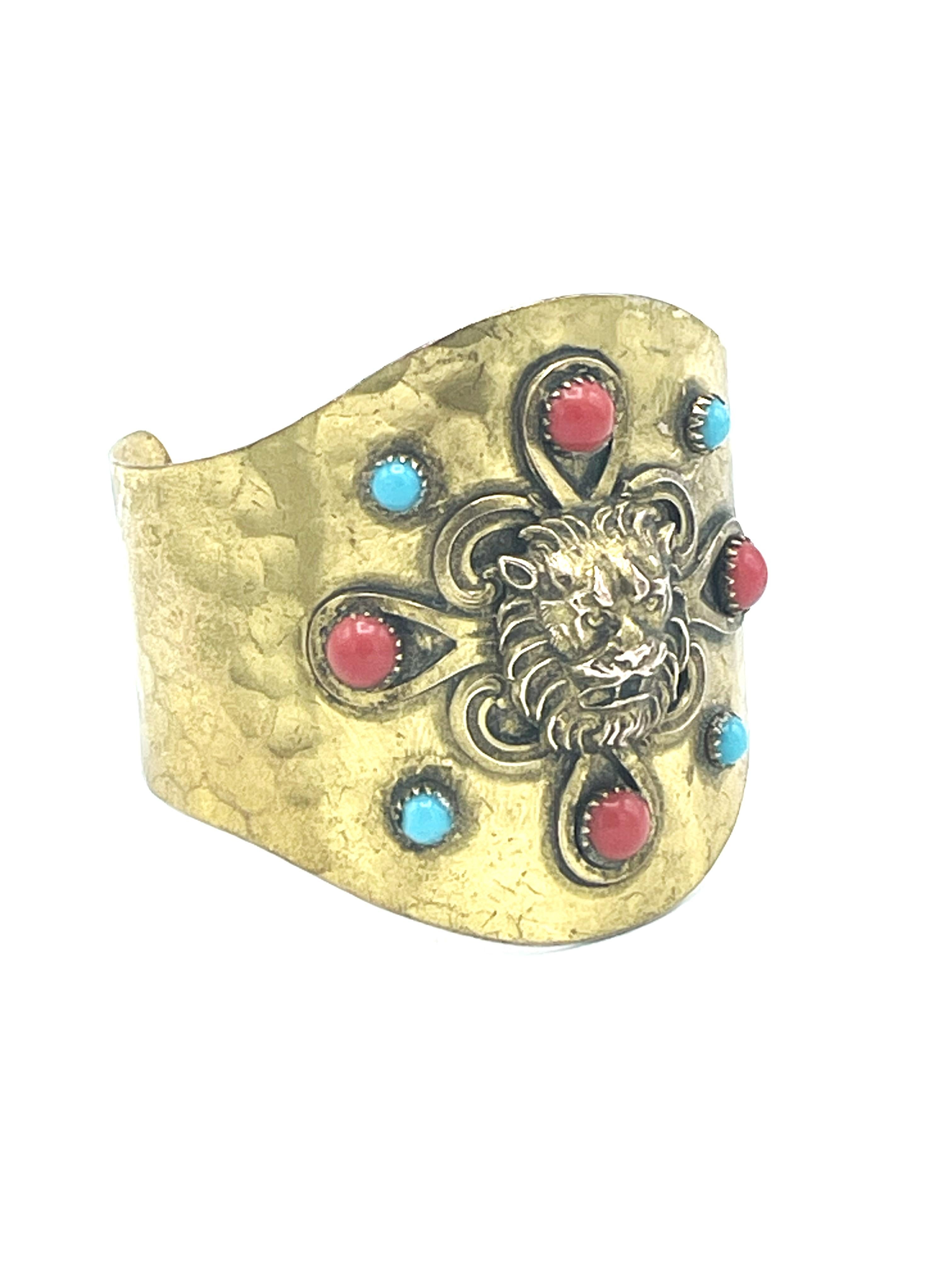 CHANEL cuff/bracelet hammered gold plated metal iconic lions , early 1965's In Excellent Condition For Sale In Stuttgart, DE