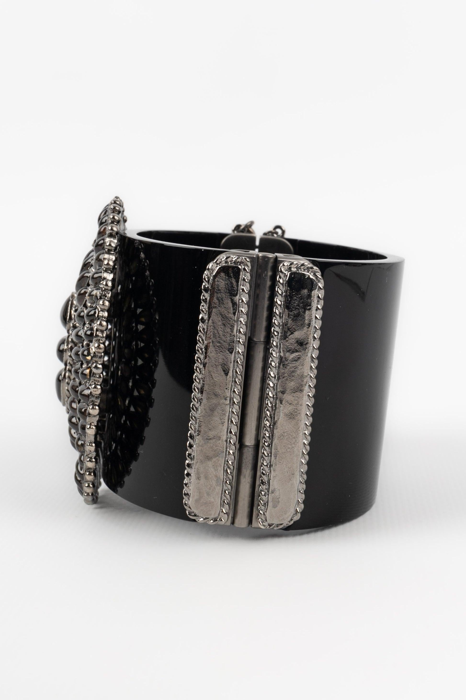 Chanel Cuff Bracelet in Black Bakelite, Silvery Metal, and Resin In Excellent Condition For Sale In SAINT-OUEN-SUR-SEINE, FR