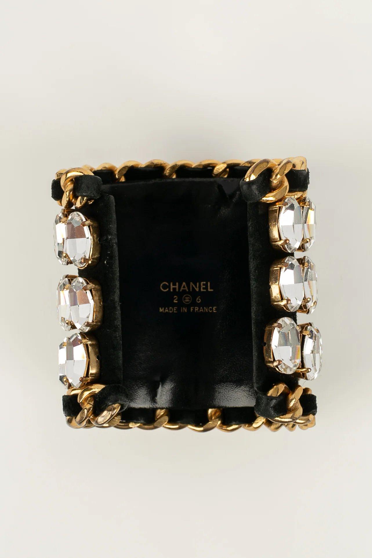Chanel Manschettenarmband aus schwarzem Leder und goldenem Metall mit Strasssteinen im Zustand „Gut“ im Angebot in SAINT-OUEN-SUR-SEINE, FR