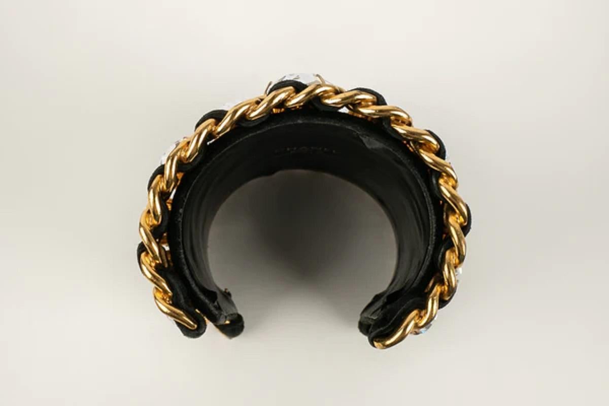 Chanel Manschettenarmband aus schwarzem Leder und goldenem Metall mit Strasssteinen Damen im Angebot