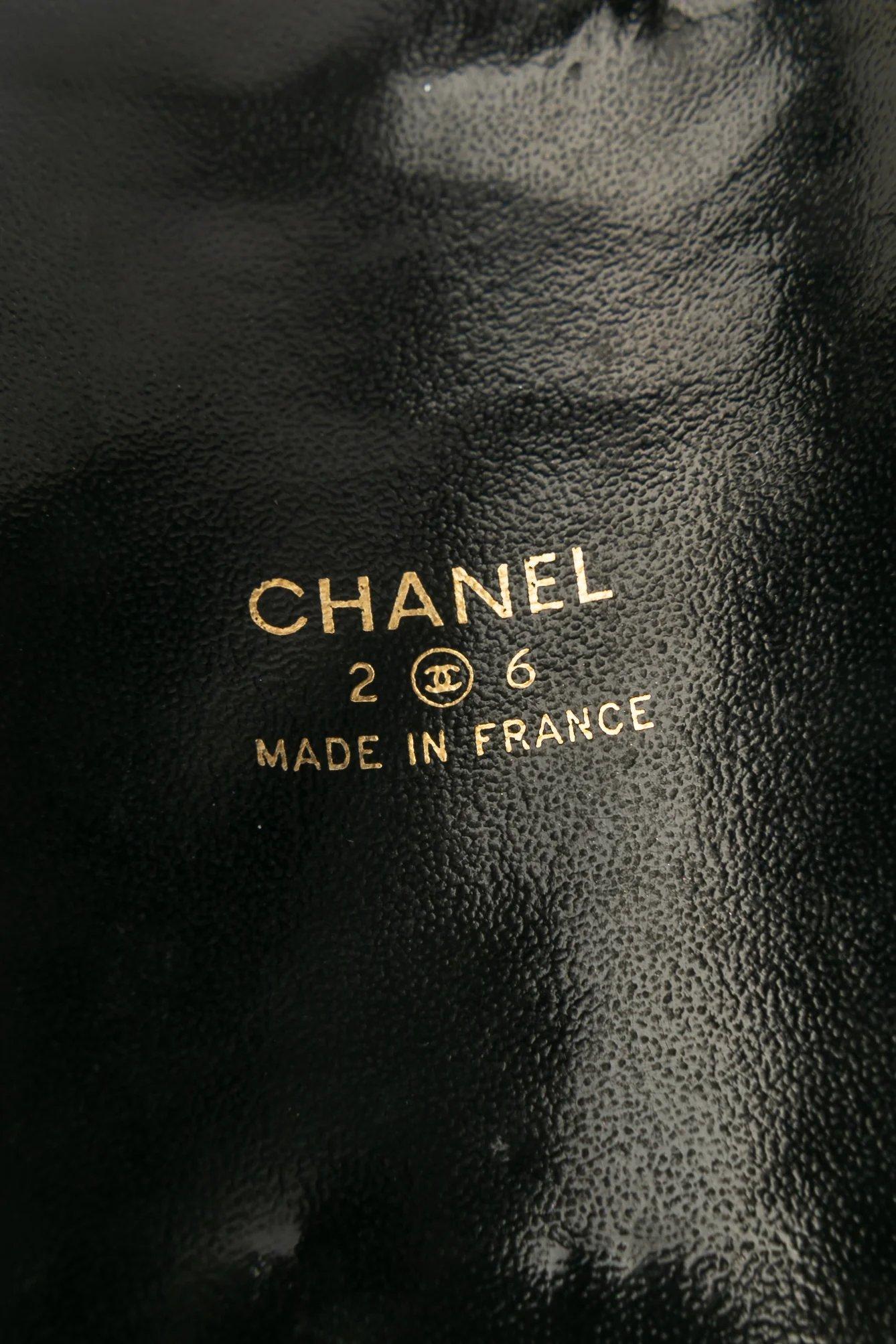 Chanel Manschettenarmband aus schwarzem Leder und goldenem Metall mit Strasssteinen im Angebot 1