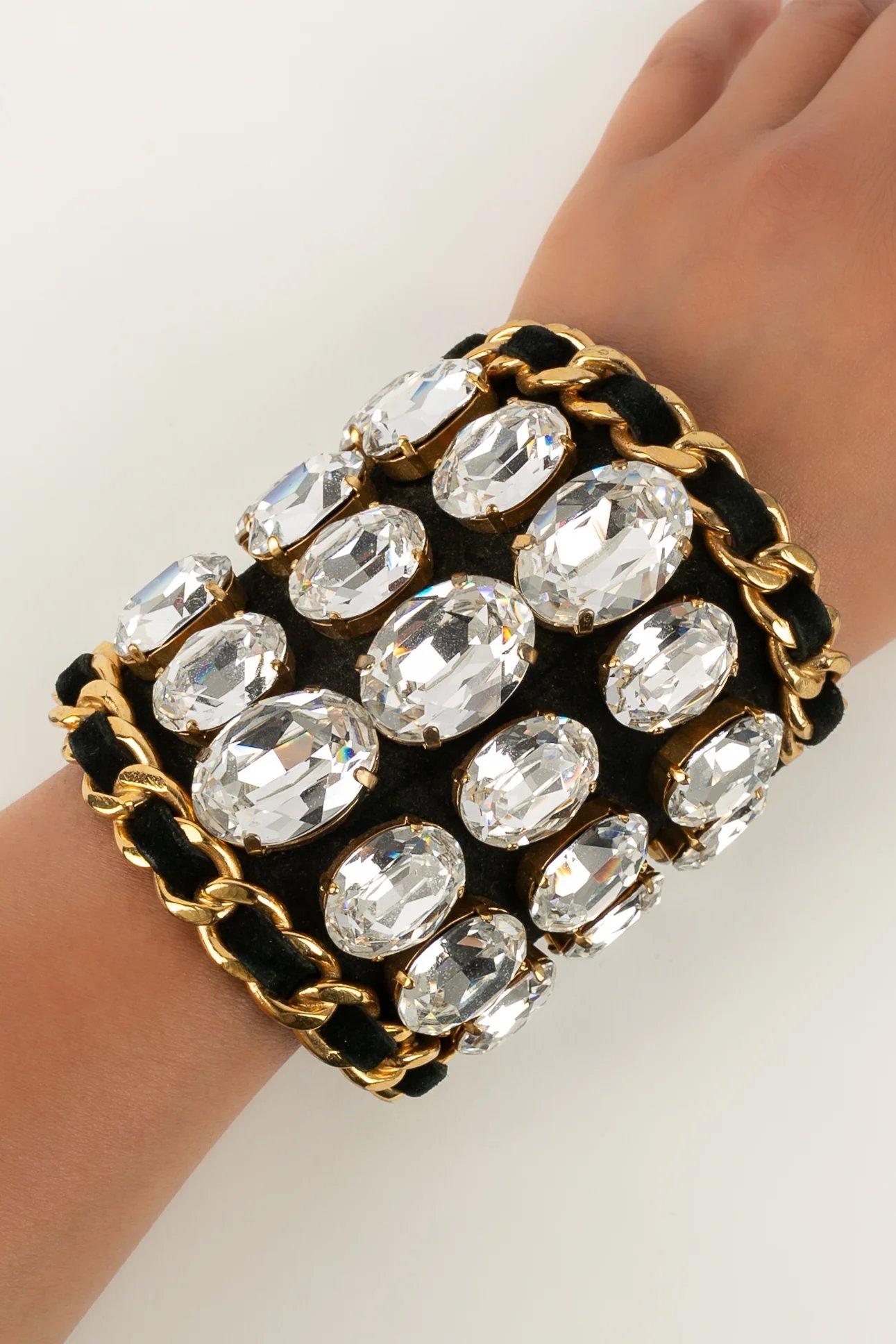 Chanel Manschettenarmband aus schwarzem Leder und goldenem Metall mit Strasssteinen im Angebot 2