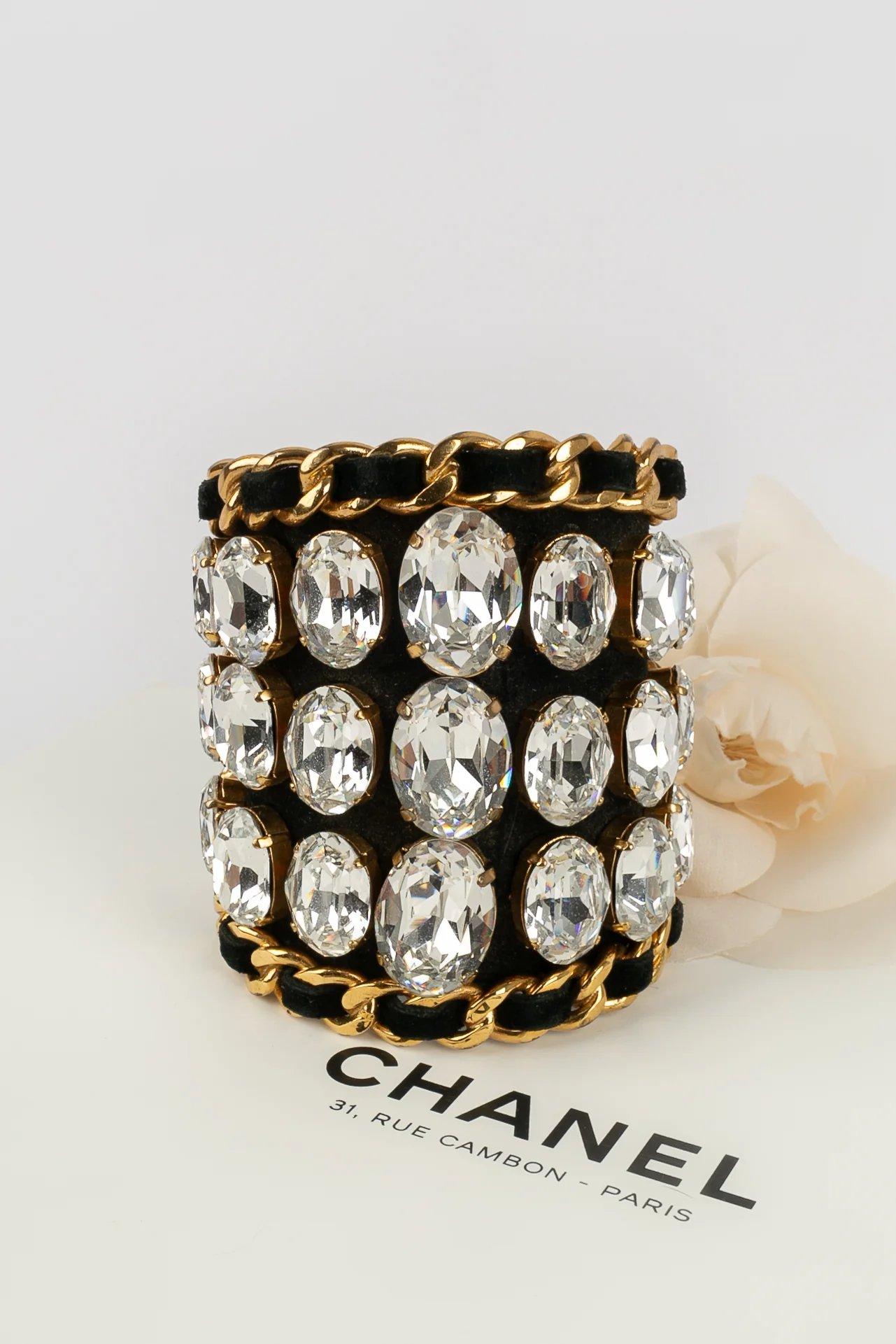 Chanel Manschettenarmband aus schwarzem Leder und goldenem Metall mit Strasssteinen im Angebot 3
