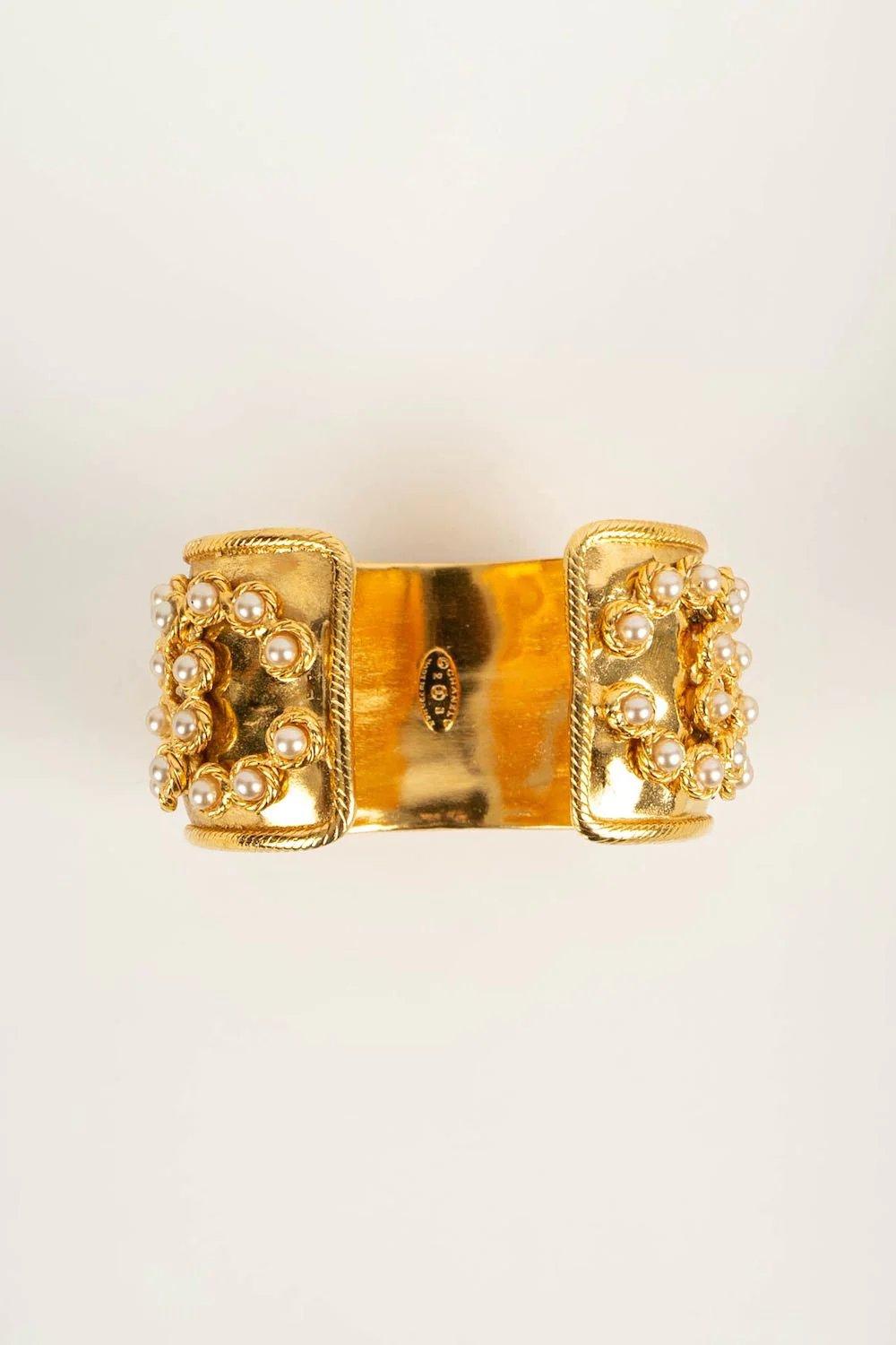 Chanel Cuff Bracelet in Gilded Metal and Cabochons In Excellent Condition For Sale In SAINT-OUEN-SUR-SEINE, FR