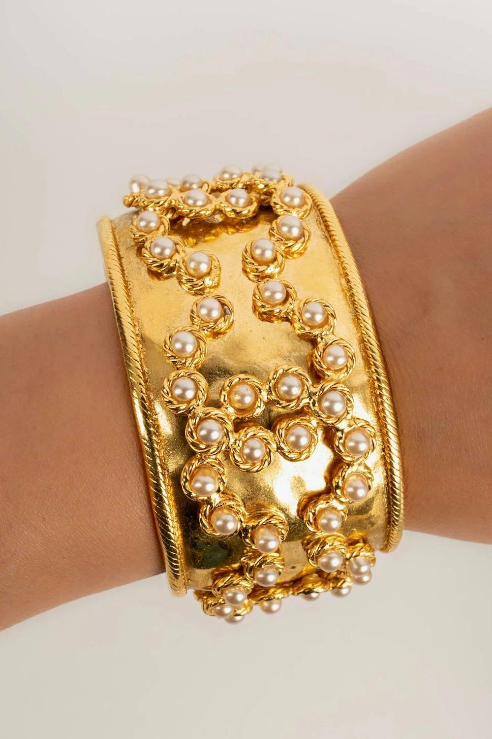 Chanel Cuff Bracelet in Gilded Metal and Cabochons For Sale 4